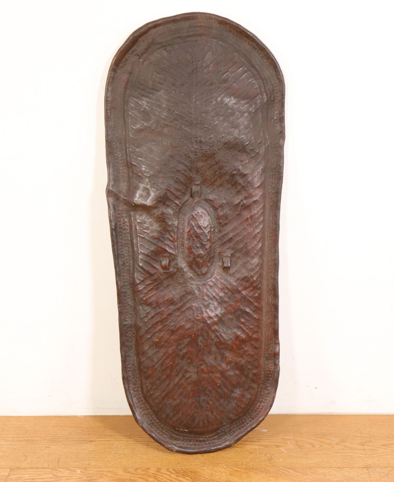 Kenia, a oval leather shield