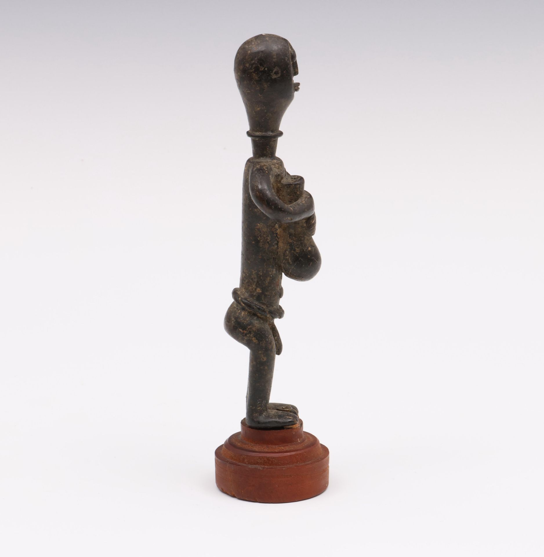 West Africa, a standing bronze male figure - Bild 2 aus 3