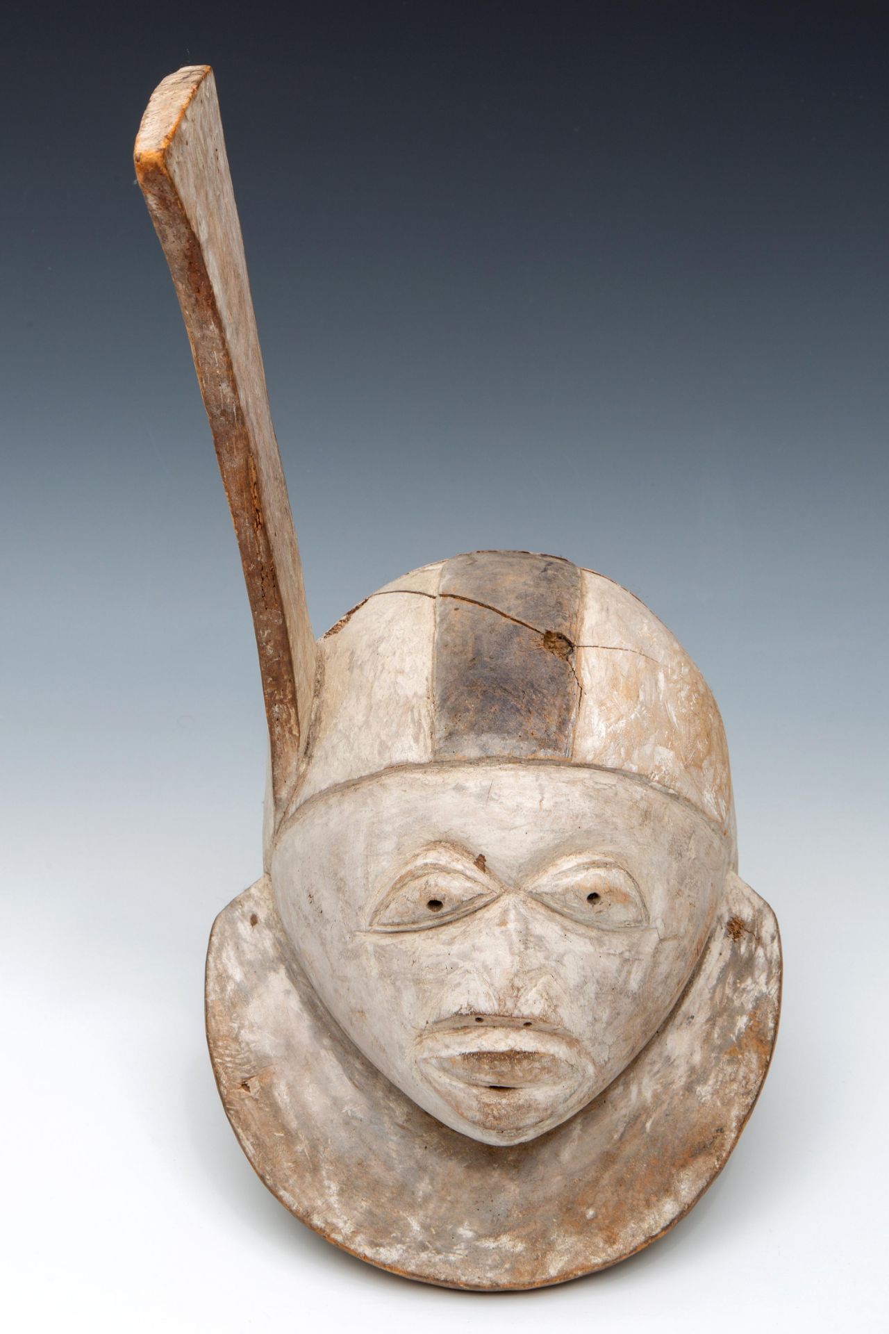 Yoruba, Ifa, wooden oracle cup, a wooden divination tray and a Gelede mask; - Bild 3 aus 4