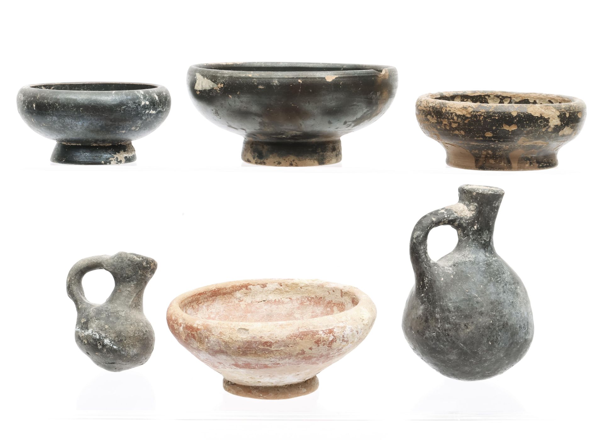 Various Greek and Roman terracotta dishes and flasks, 4th century BC - 3rd century AD and of later d - Bild 3 aus 3