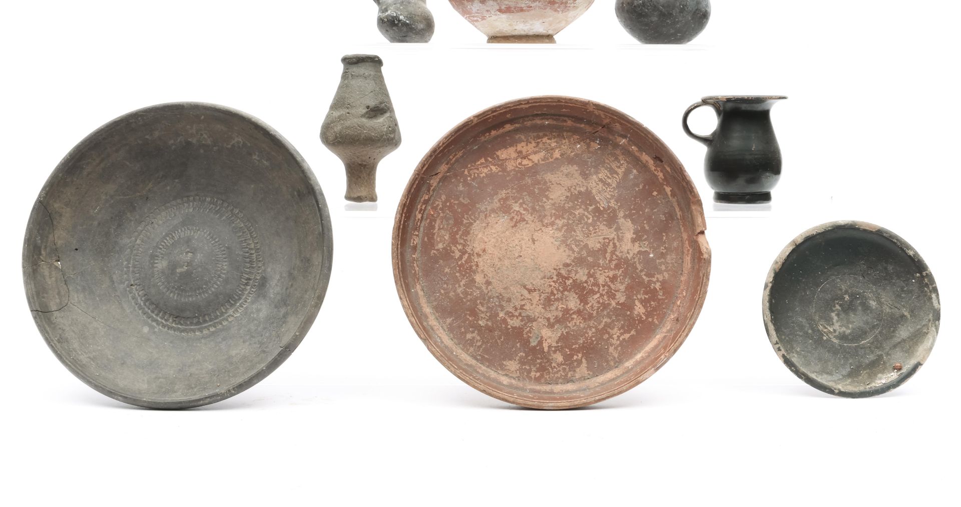 Various Greek and Roman terracotta dishes and flasks, 4th century BC - 3rd century AD and of later d - Bild 2 aus 3