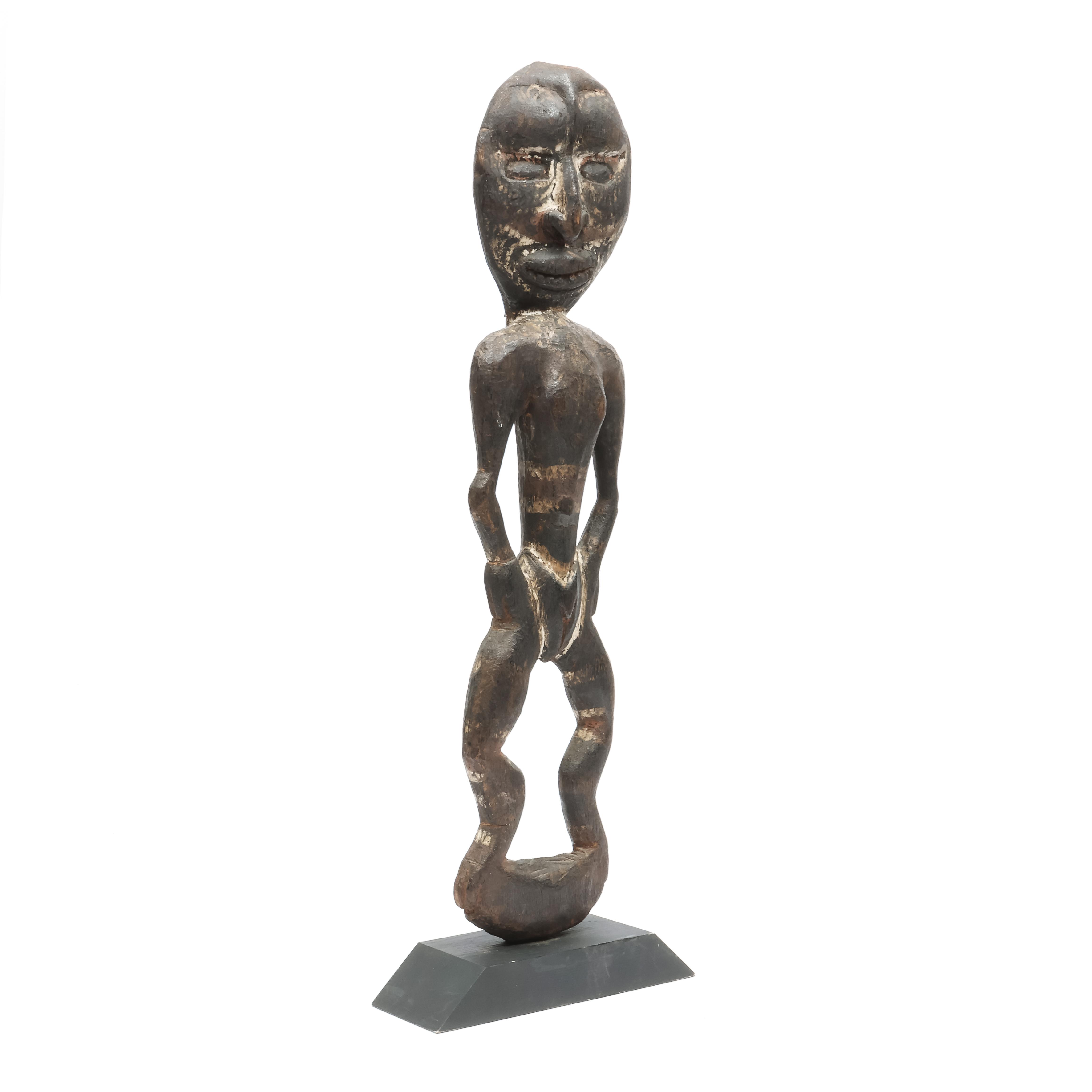 P.N. Guinea, Sepik, a standing female figure - Image 4 of 4