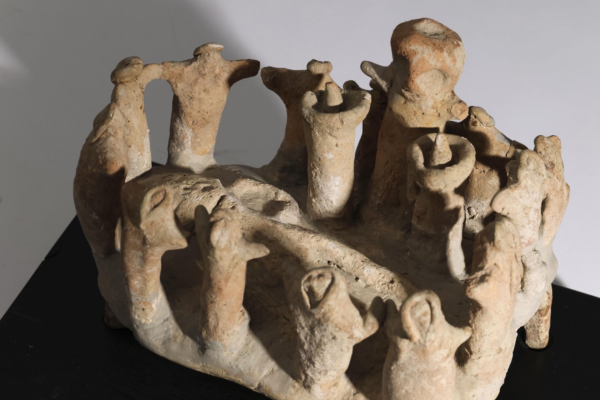 A Persian terracotta funeral votif platform, Kerman, 2nd Mill. BC, - Bild 5 aus 7