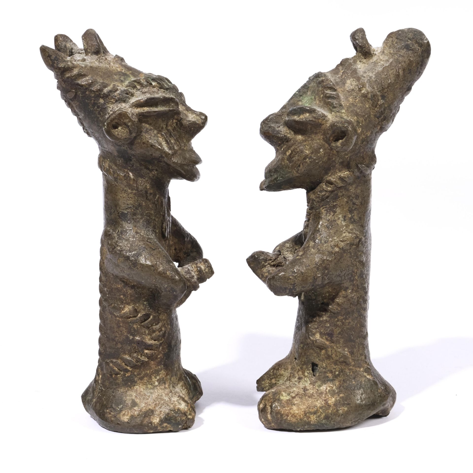 Nigeria, Yoruba, a pair of Ogboni Onile bronze figures, - Bild 4 aus 6