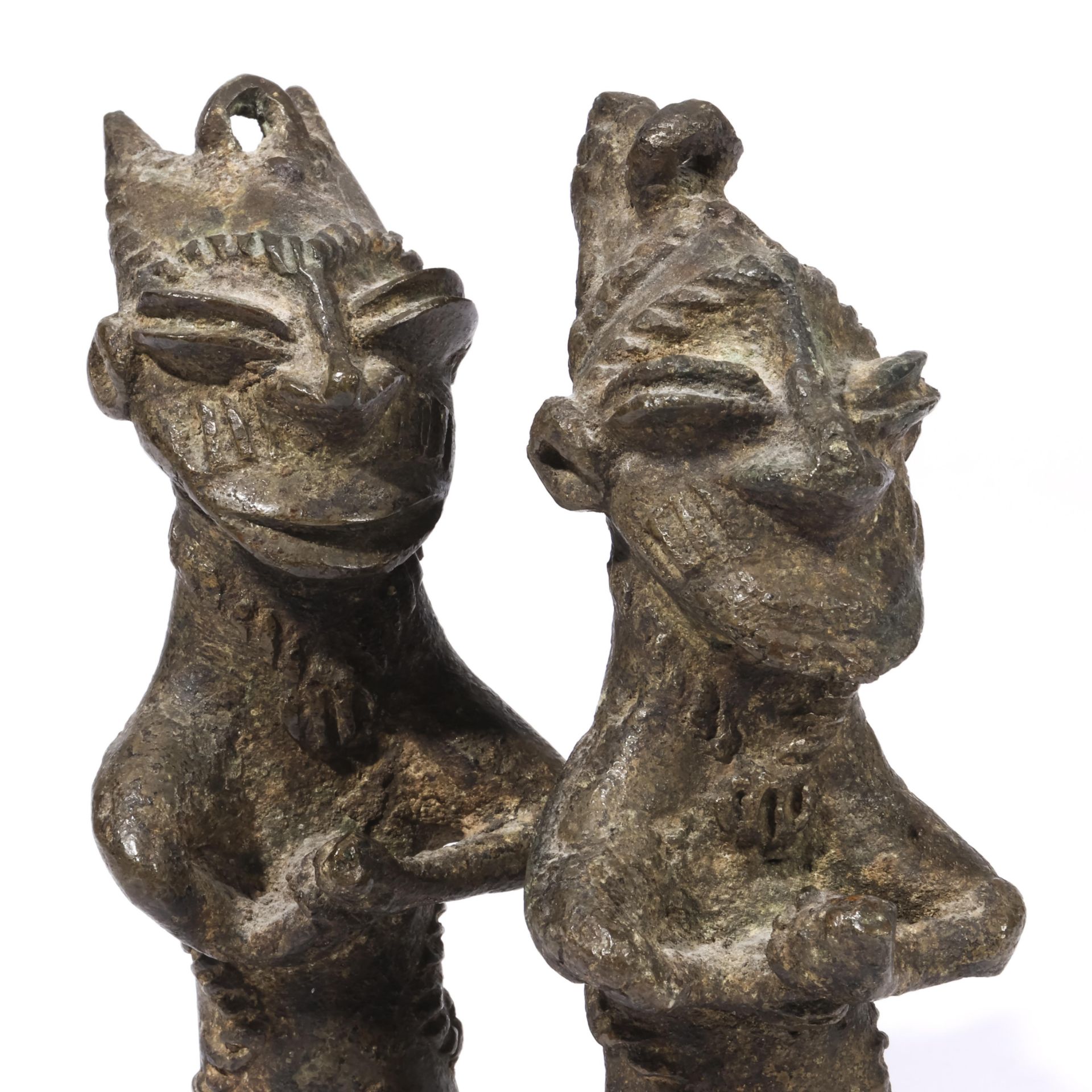 Nigeria, Yoruba, a pair of Ogboni Onile bronze figures, - Bild 2 aus 6