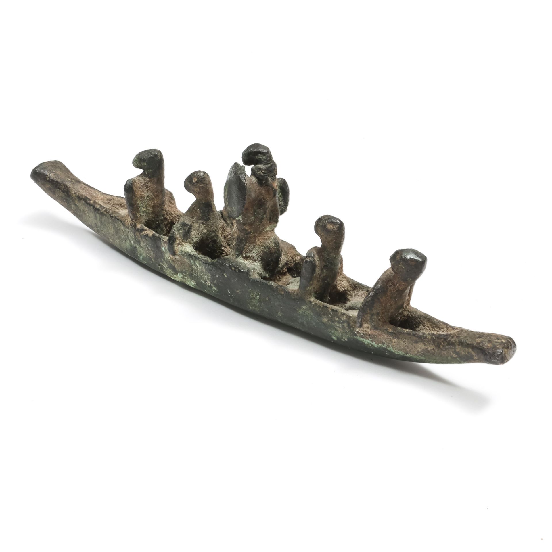 A antique bronze sculpture of five figures in a boat, - Bild 2 aus 3