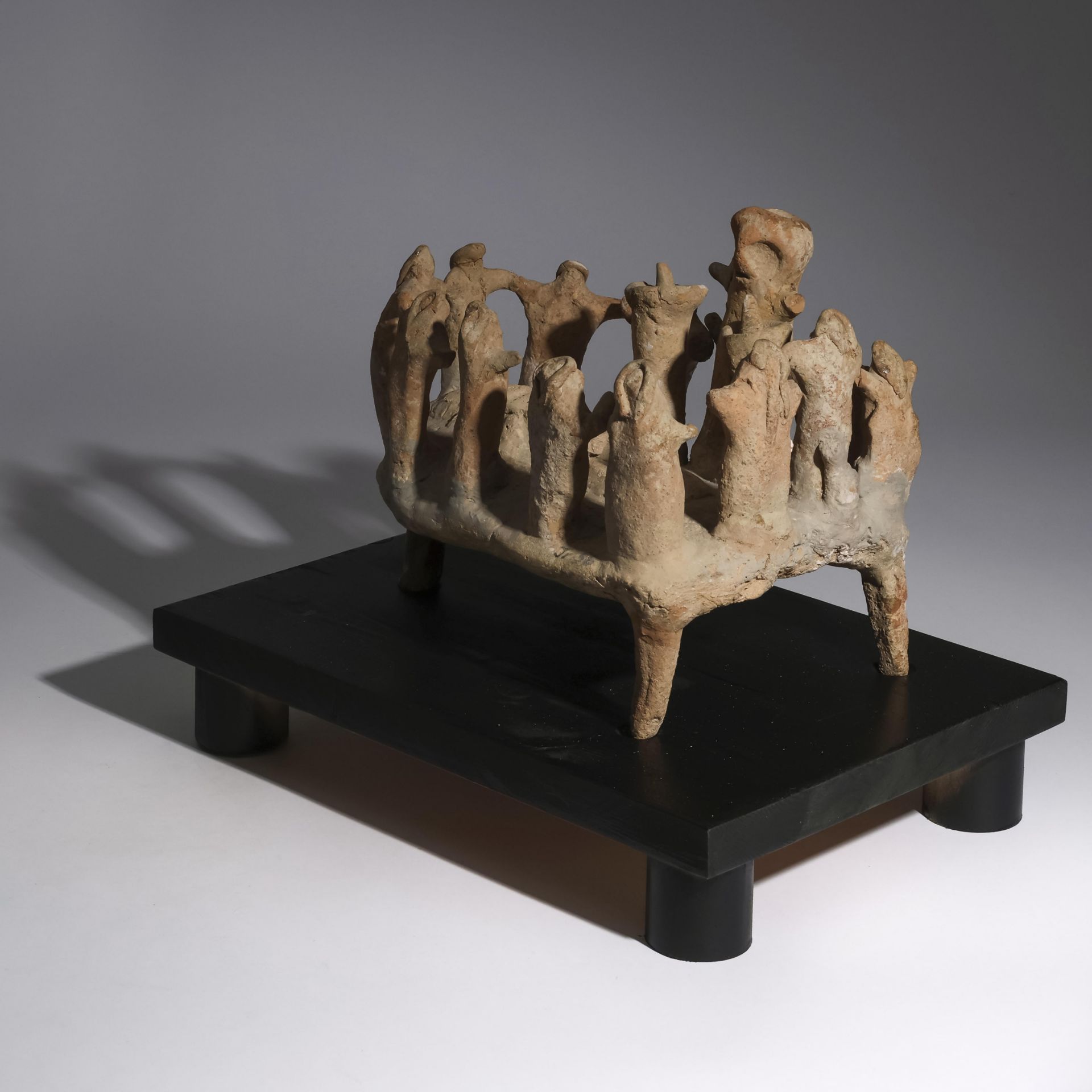 A Persian terracotta funeral votif platform, Kerman, 2nd Mill. BC, - Bild 3 aus 7