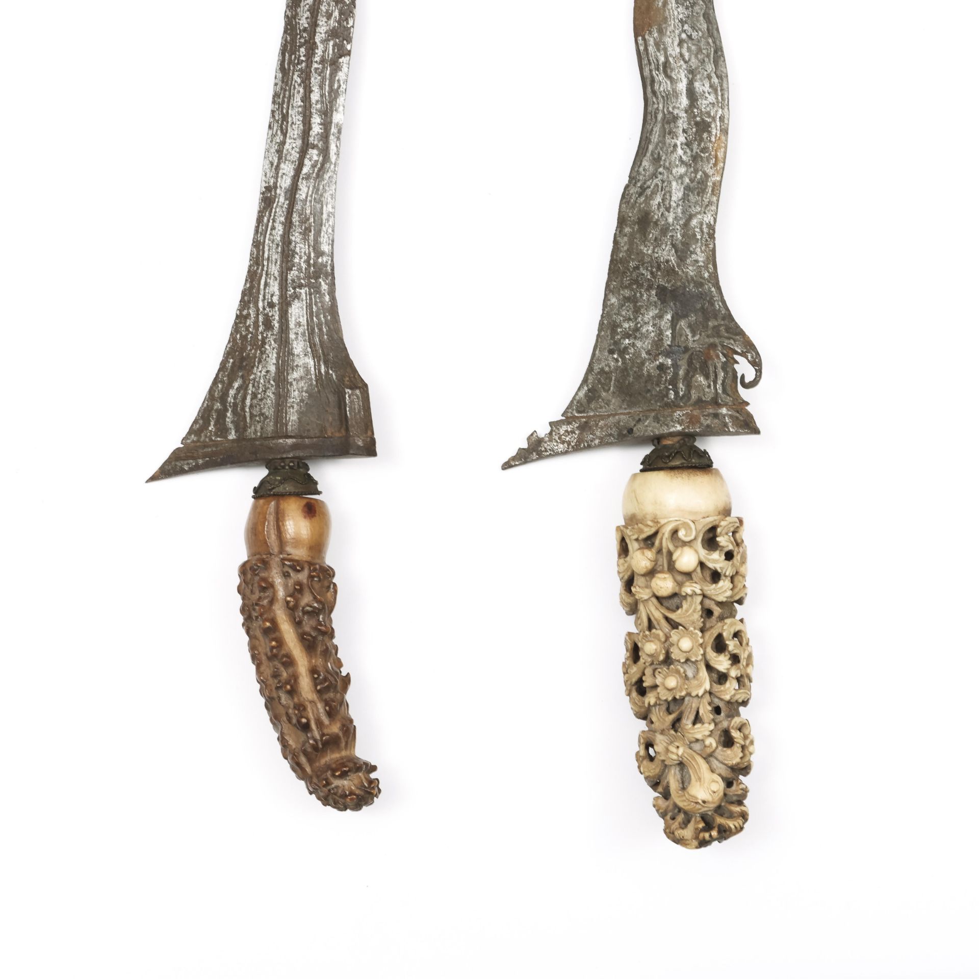Java/ Madura, two krisses, one with nine curves and a bone floral hilt, the other with a straight bl - Bild 2 aus 2