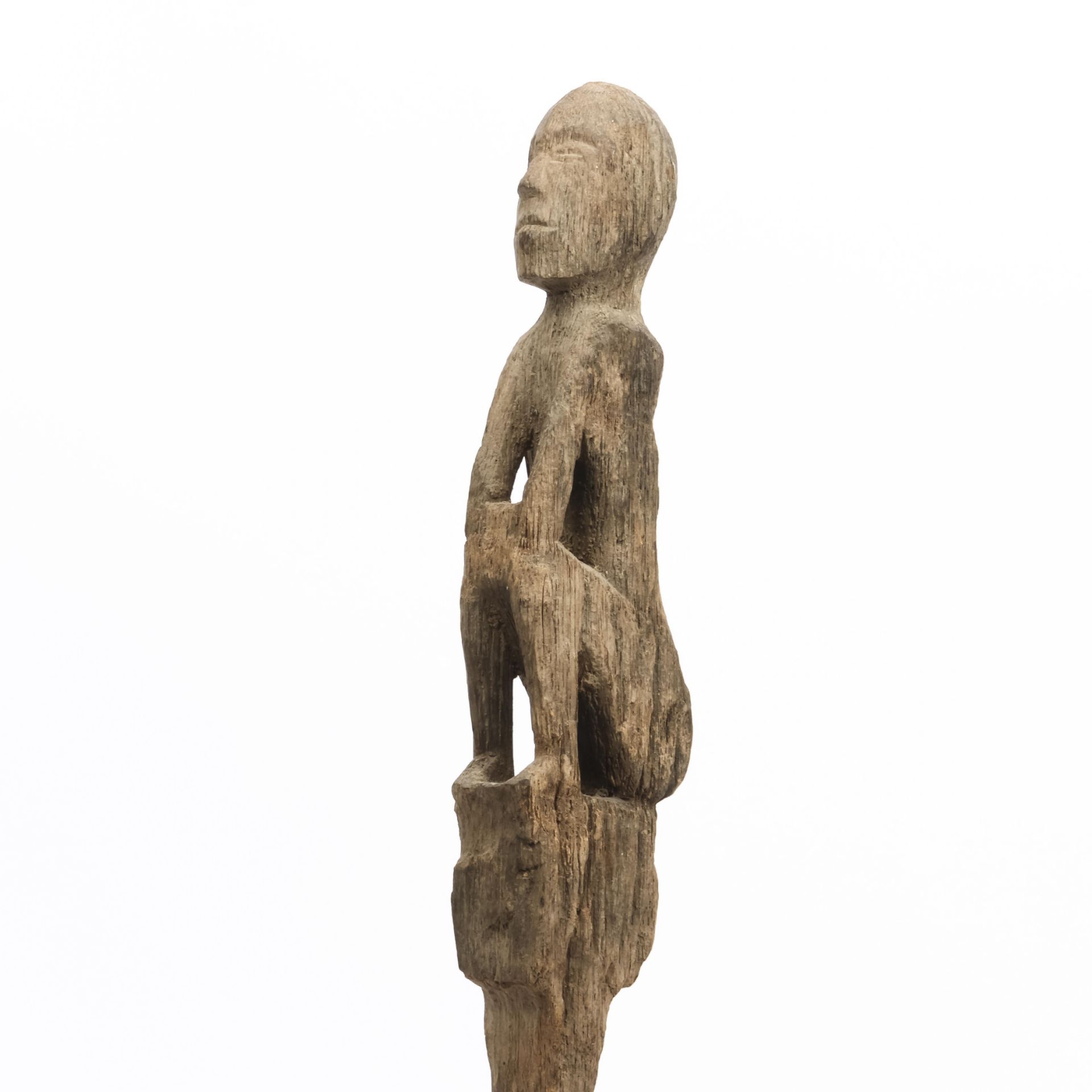 Borneo, Dayak, a wooden rice protector, squatting figure on top of a pole. - Bild 2 aus 3