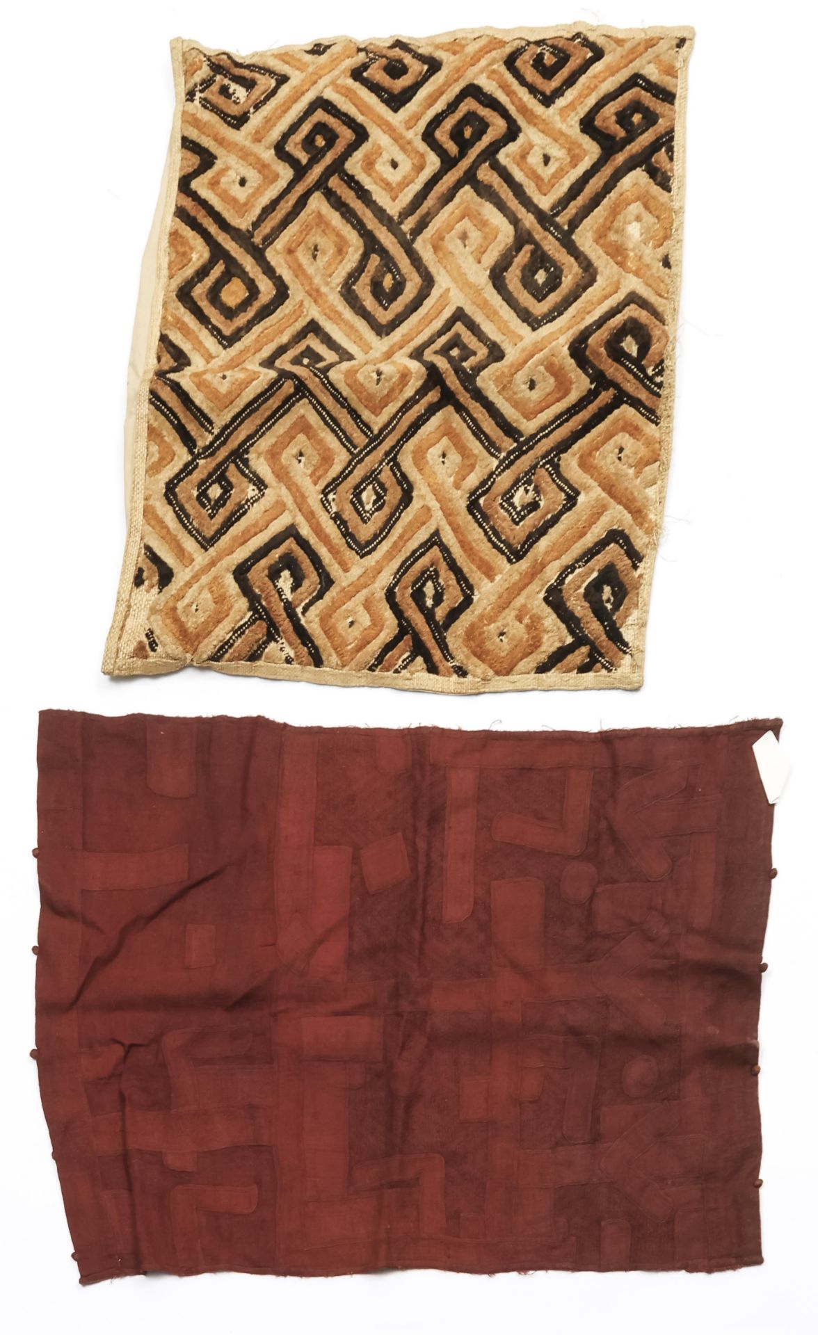 D.R. Congo, Kuba, a collection of four woven raffia cloths; herewith a Shoowa cut pile raffia cloth. - Bild 2 aus 2