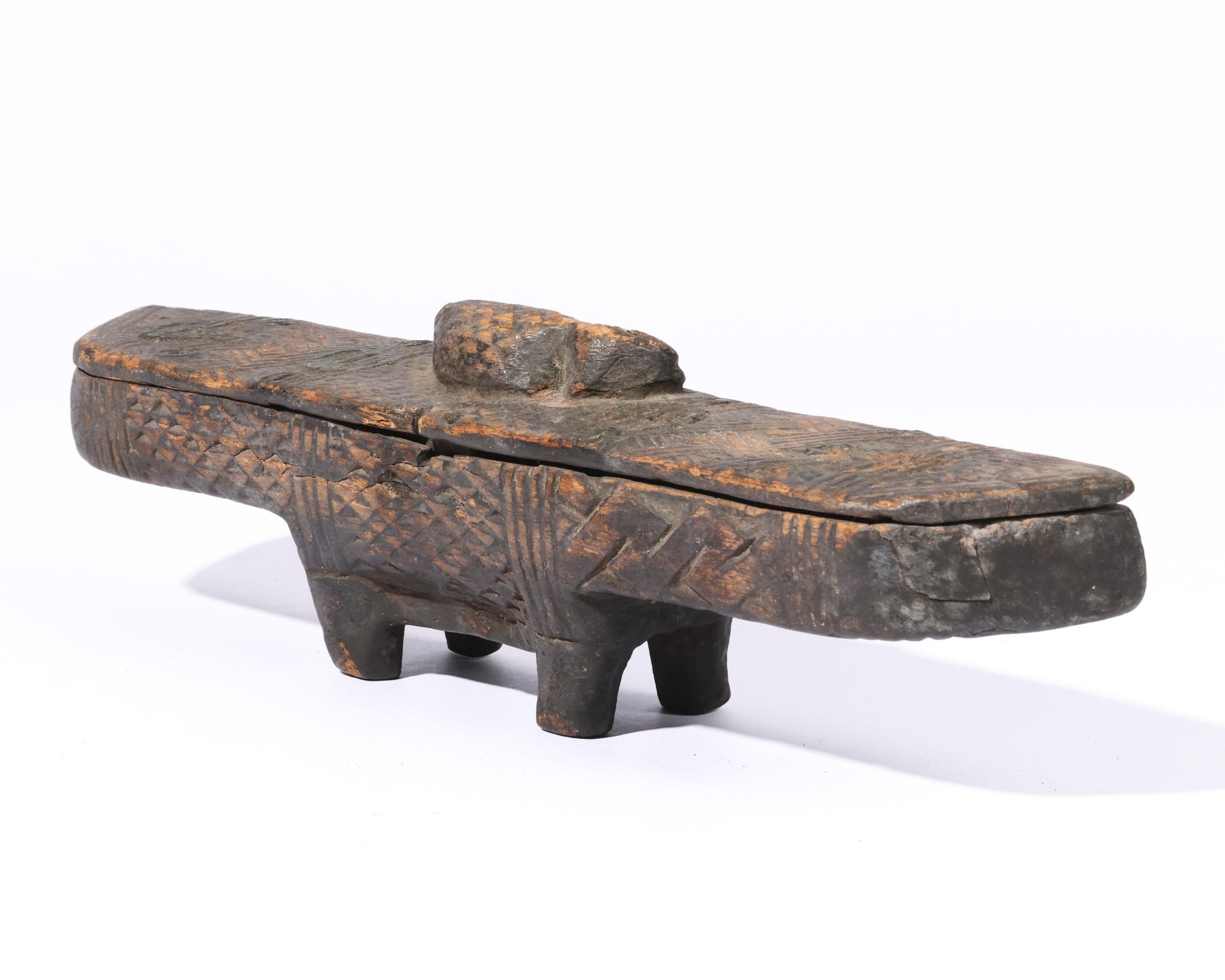 D.R. Congo, Kuba, cosmetics box, on four feet, the lid with a quadruped as knob. - Image 2 of 4