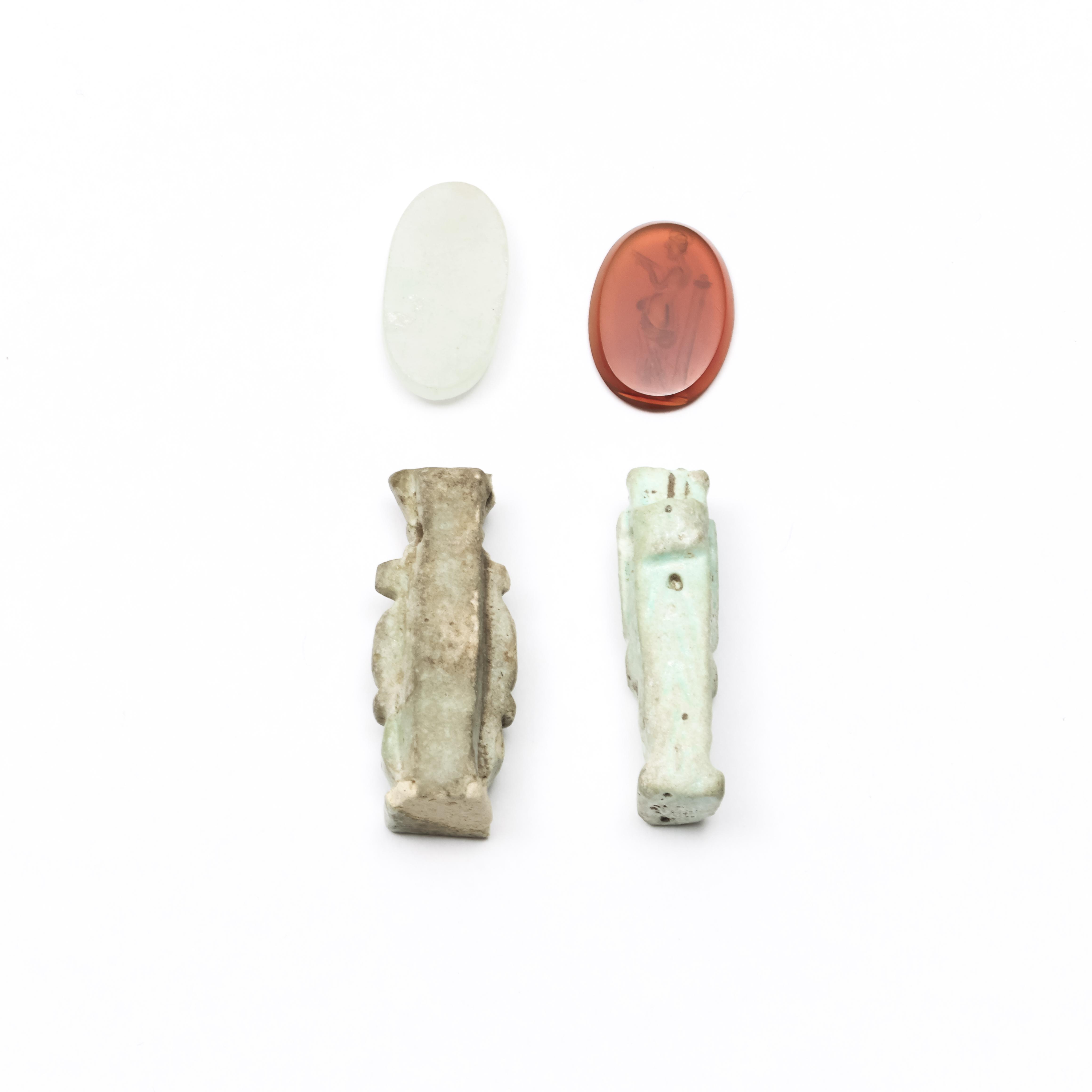 Egypte, two faiance amulets, Late Period and two glass cameo, one Romen Period, and one possibly lat - Image 2 of 2