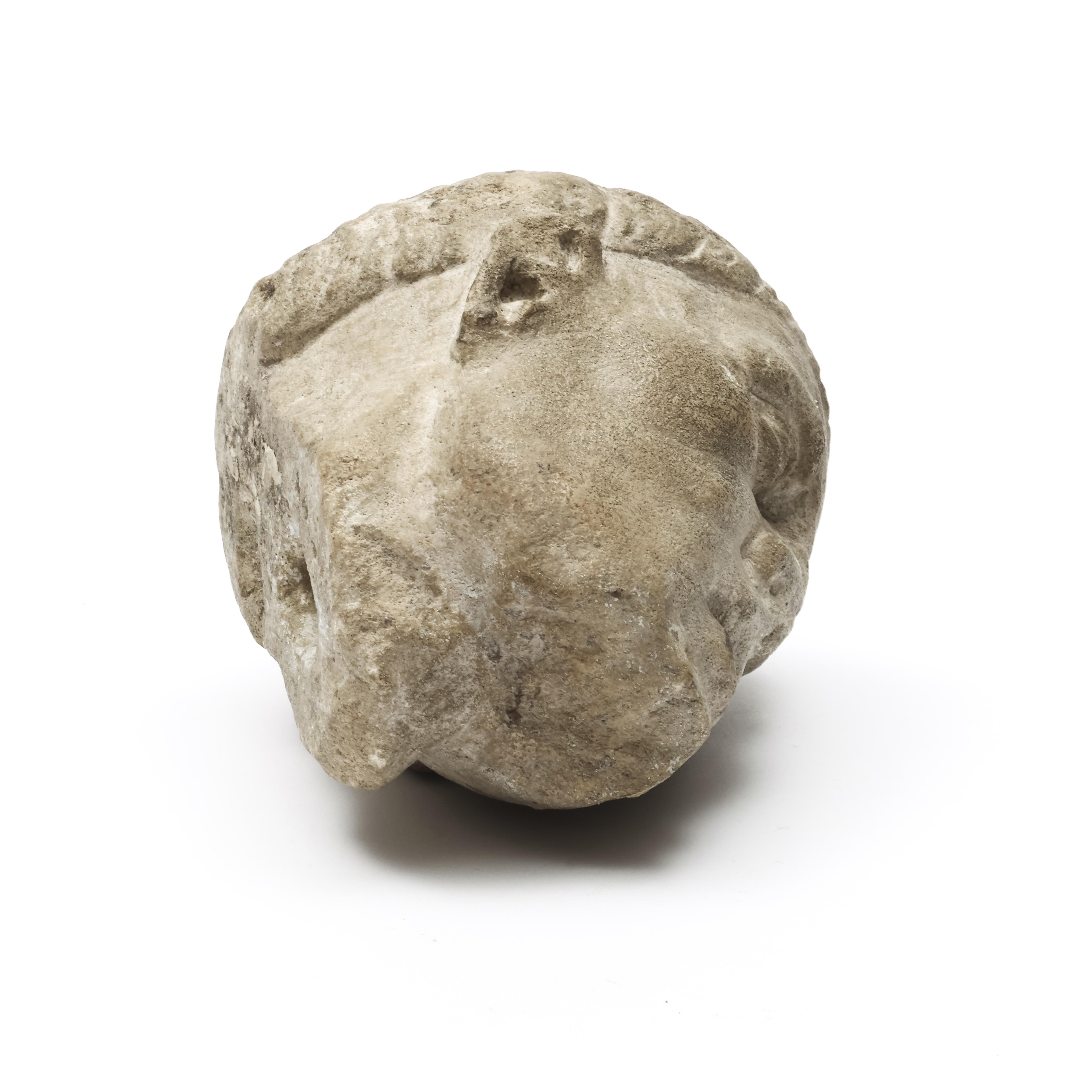 A marble male head. SALE ROOM NOTICE: PROBABLY OF A LATER DATE AND NOT ROMAN PERIOD - Image 4 of 6