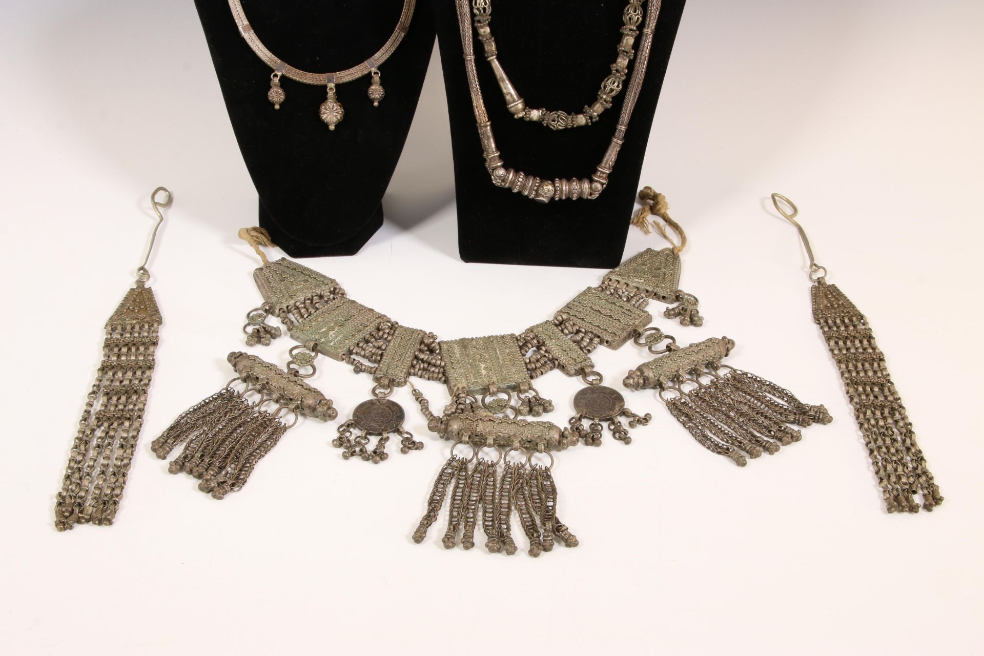 Yemen, large silver alloy necklace with amulet holders, two alloy ear hangers and three various allo - Bild 2 aus 3