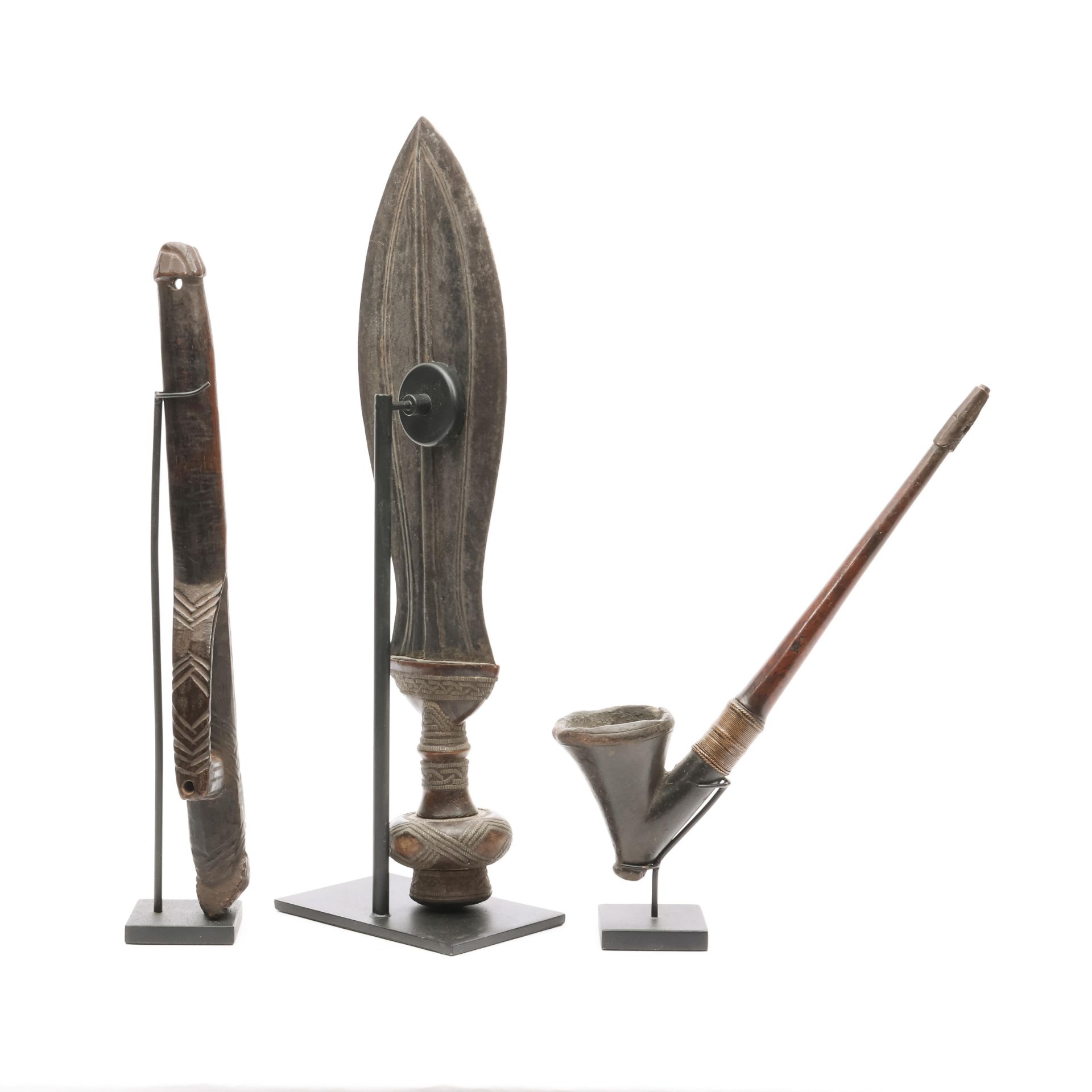 D.R. Congo, Kuba, a knife, herewith a Mossi flute and an African pipe with terracotta bowl.. - Bild 2 aus 3