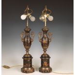 Frankrijk, paar tôle peint lampvoeten met Chinoiserie decoratie, 19e eeuw;