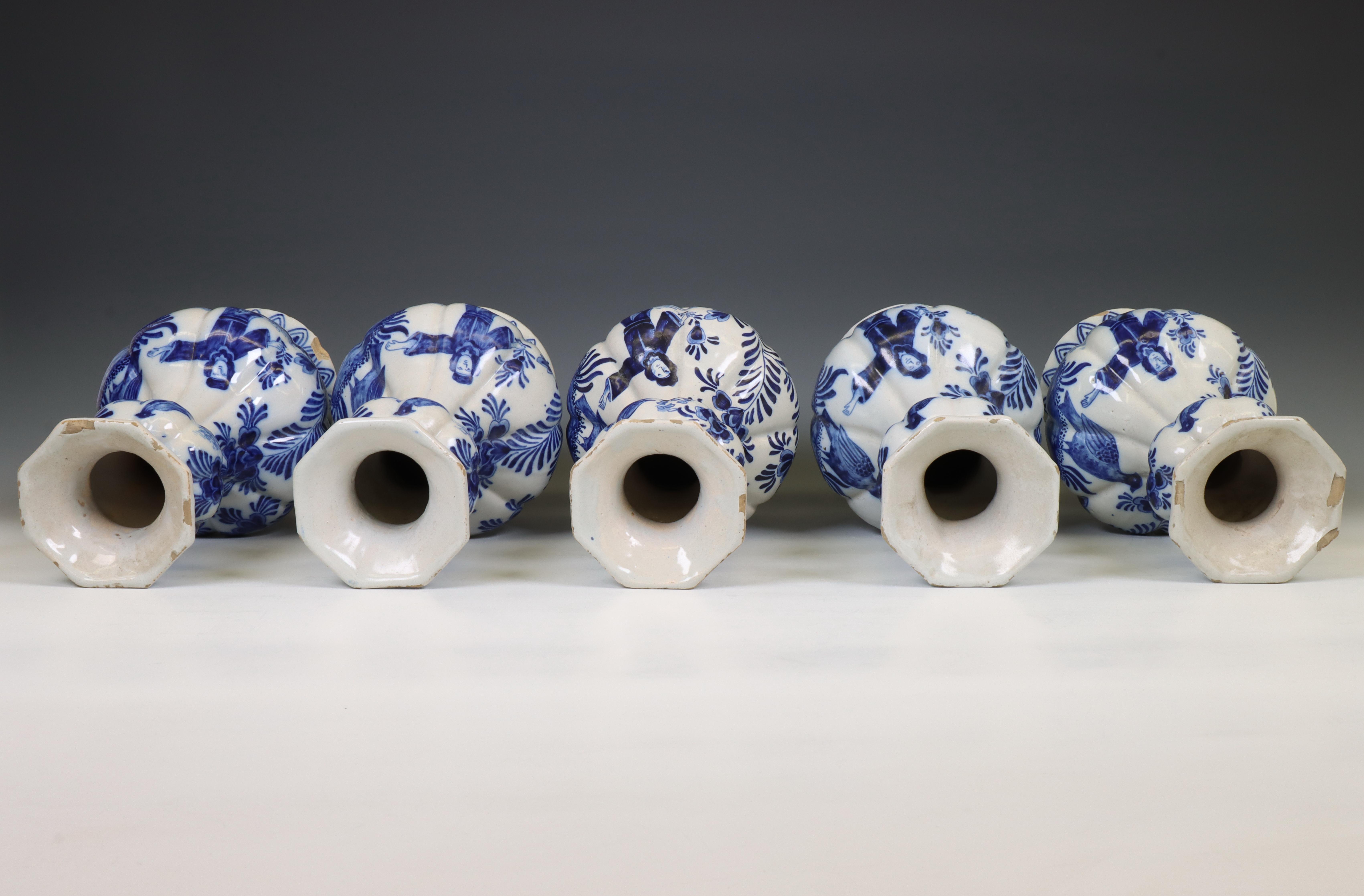 Delft, Van Duijn, een set van vijf geribde blauw-wit aardewerken knobbelvazen, 19e eeuw, - Image 3 of 5