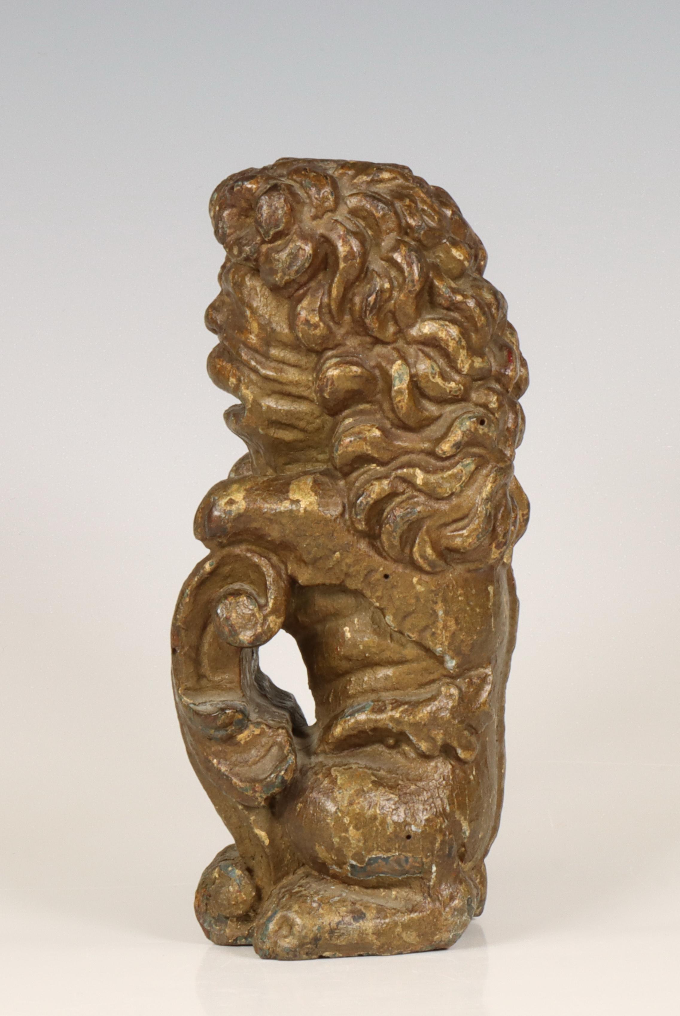Batavia, gestoken houten sculptuur van opstaande leeuw, 18e eeuw; - Image 3 of 5