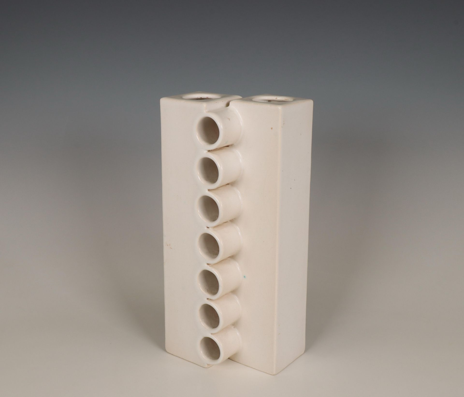Wit geglazuurde architecturale vaas, in de manier van Jan van der Vaart,