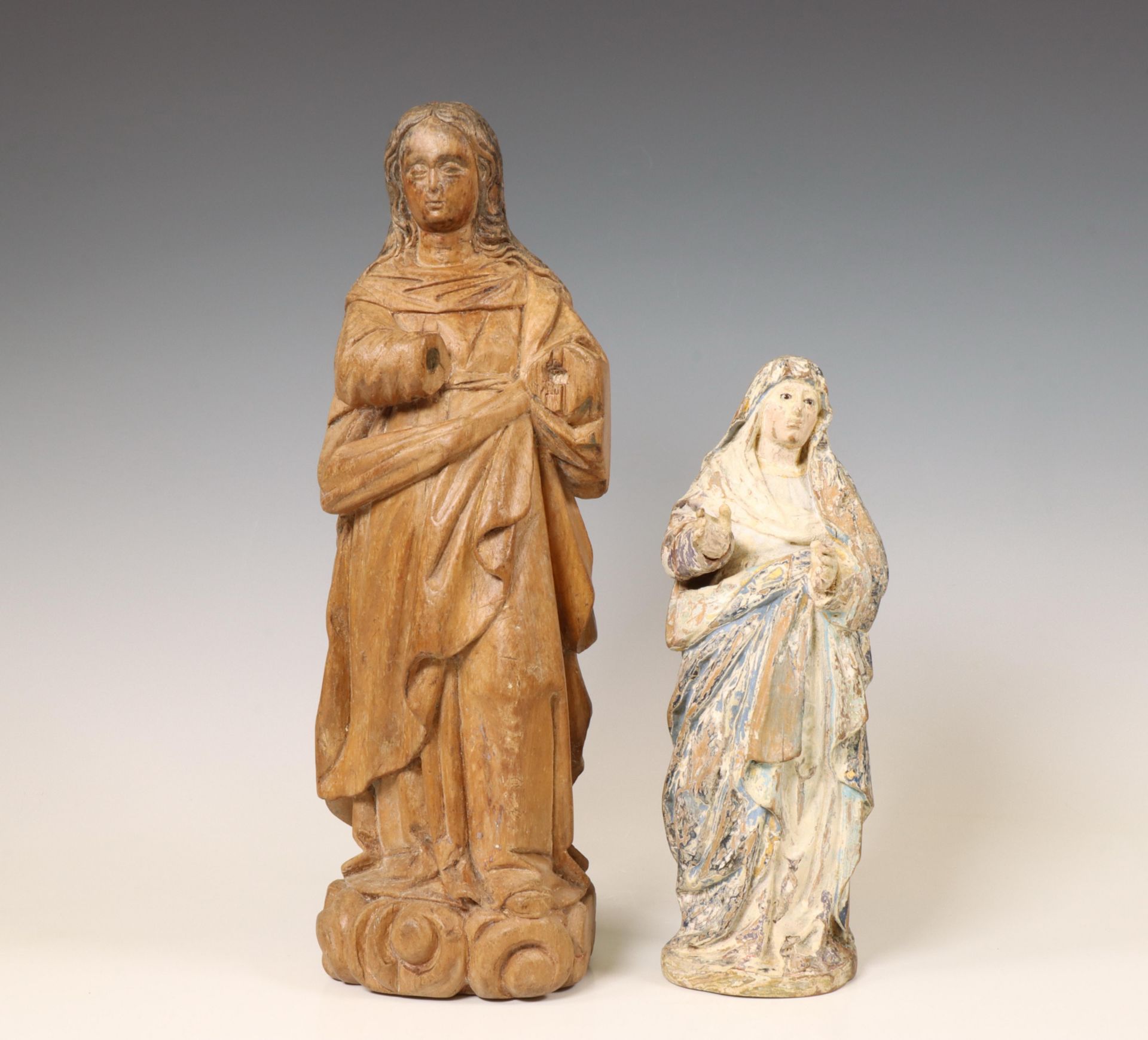 Italie, gestoken notenhouten sculptuur voorstellende Madonna, 18e eeuw. met resten van polychromie, 