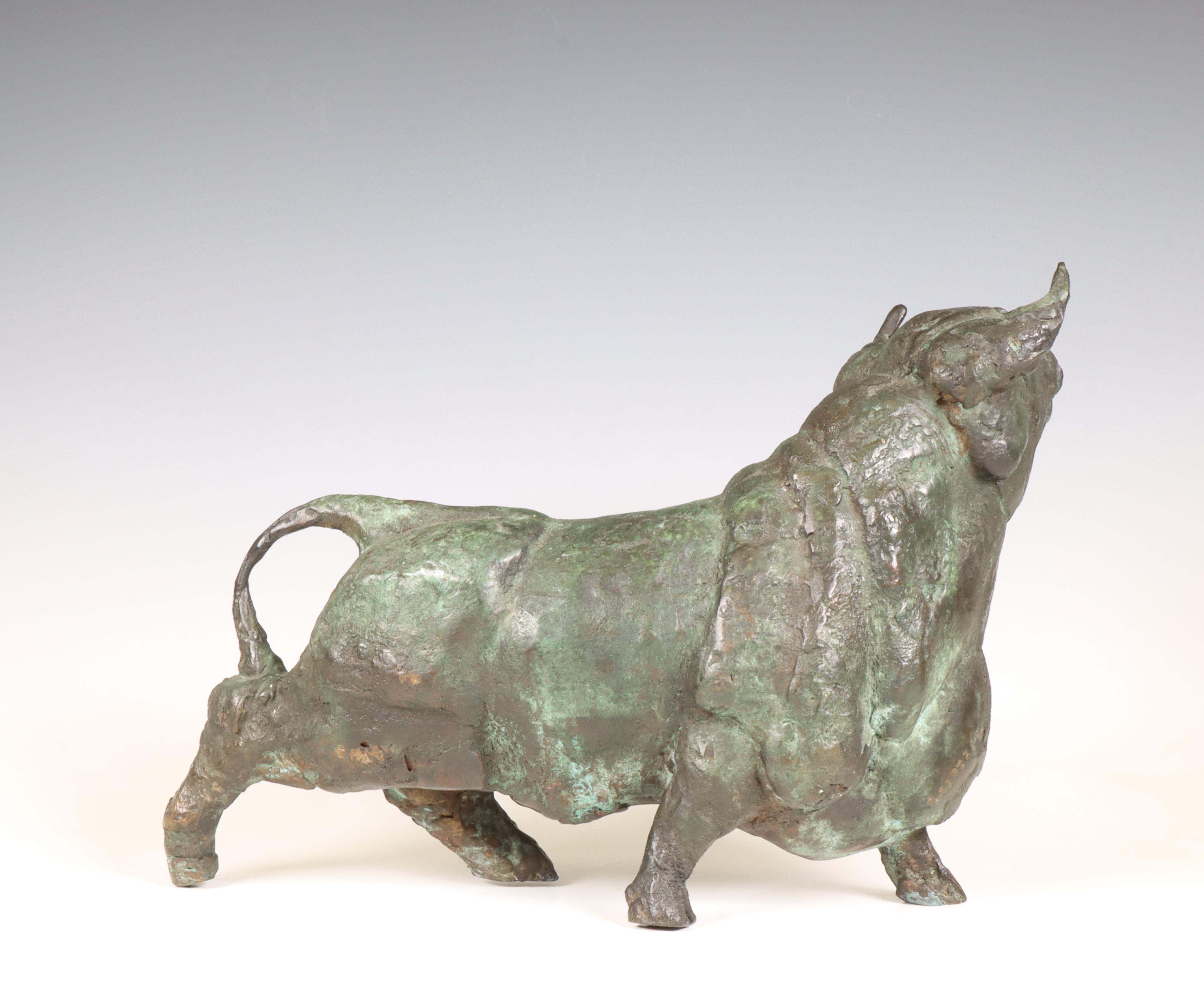 Theo Mackaay (geb. 1950), groen gepatineerd bronzen sculptuur 'Spaanse stier', 1990. - Image 2 of 7