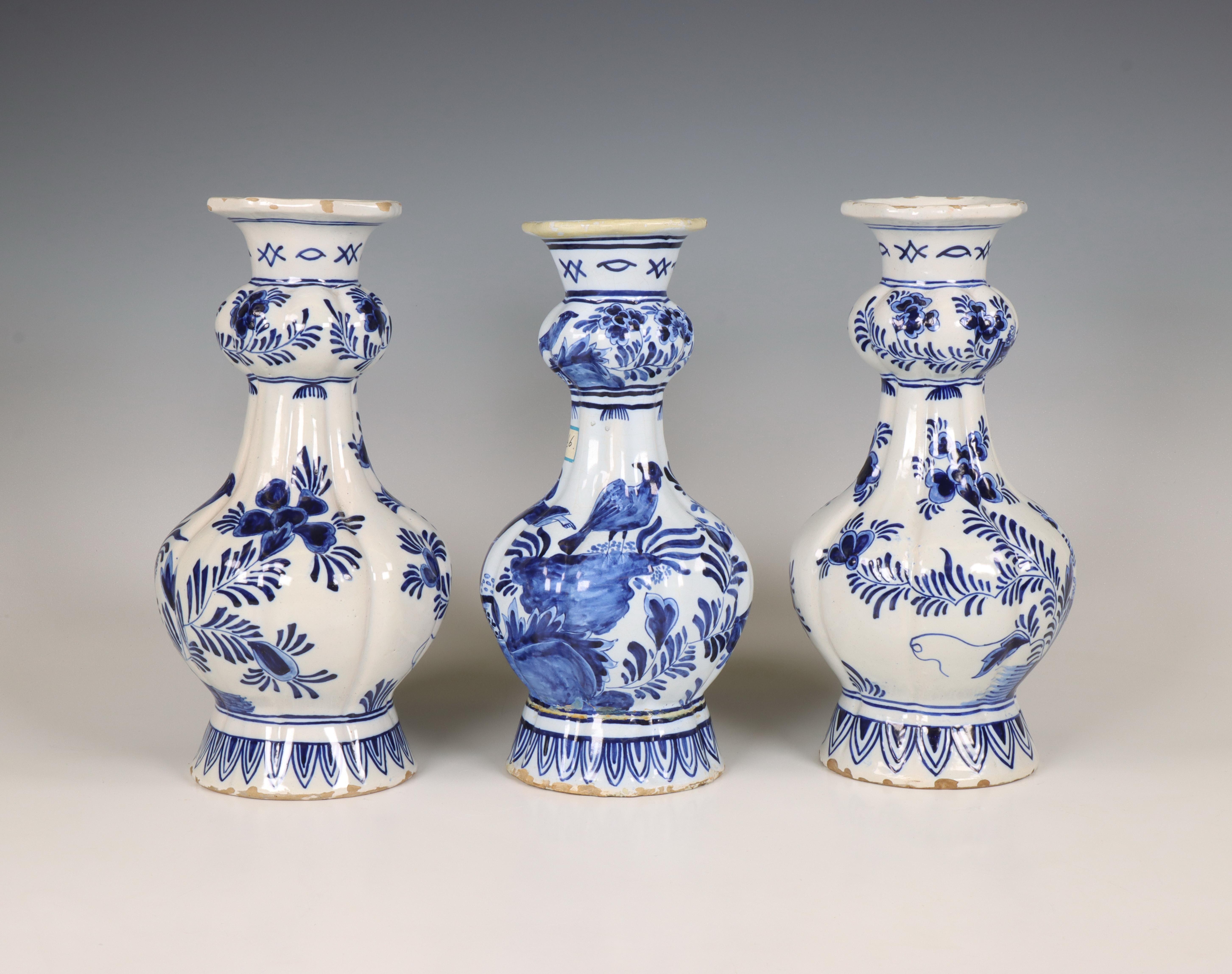 Frankrijk, drie blauw wit aardewerk knobbelvazen, 19e eeuw; - Image 4 of 4