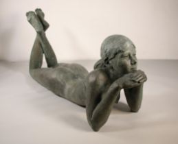 Maïté Duval (1944-2019), bronzen beeld van liggend meisje.