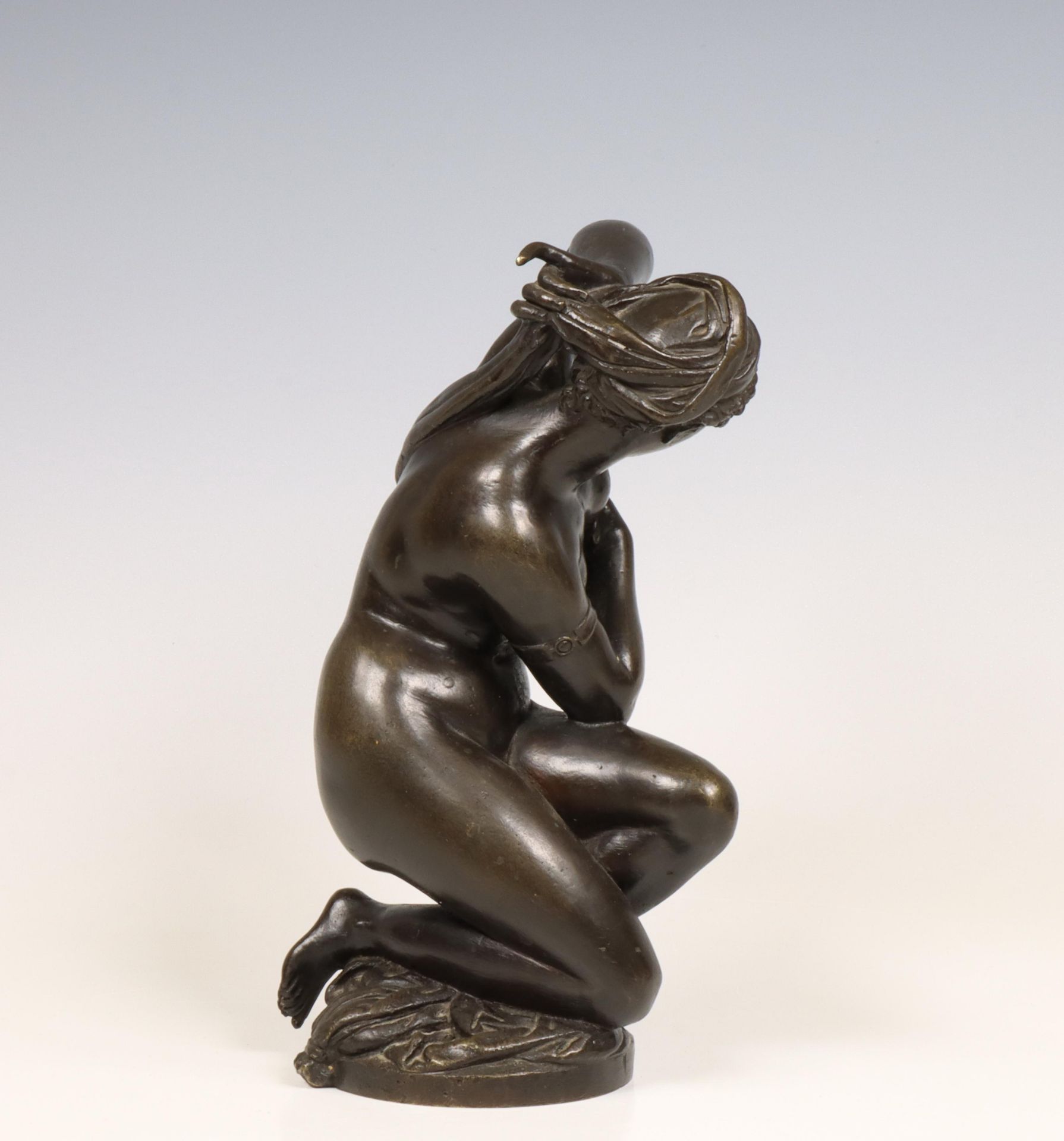 Italië, bronzen sculptuur van hurkende Venus naar Hellenistisch voorbeeld. Grand tour, 18e eeuw. - Image 2 of 4