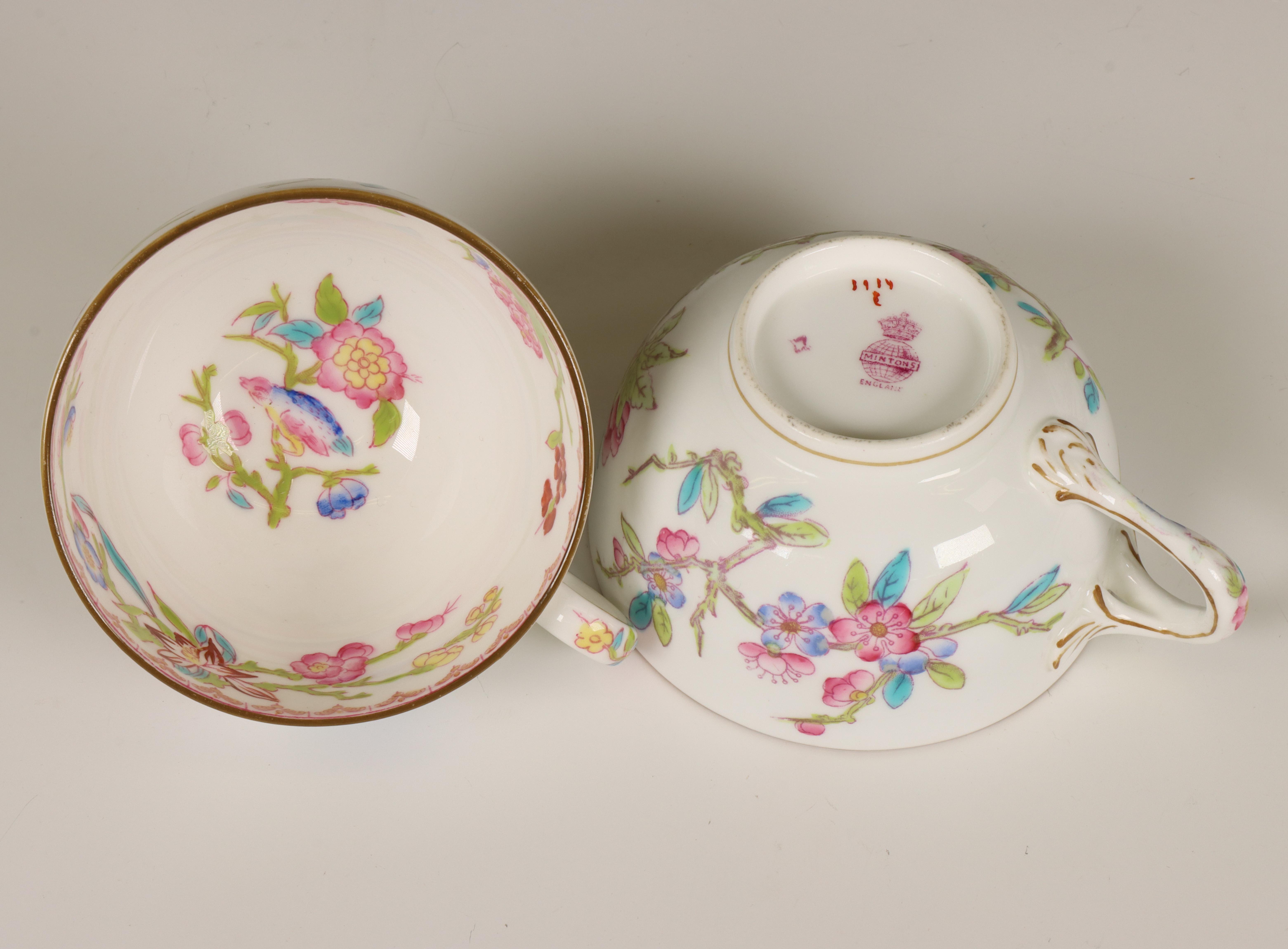 Minton, floraal beschilderd porseleinen gedeeltelijk ontbijtservies, 20e eeuw, - Image 2 of 2