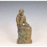 Cornelis Kloos (1895-1976), terracotta sculptuur voorstellende meisje op rots, circa 1960.