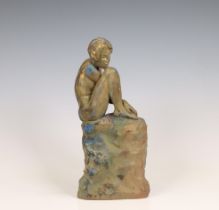 Cornelis Kloos (1895-1976), terracotta sculptuur voorstellende meisje op rots, circa 1960.