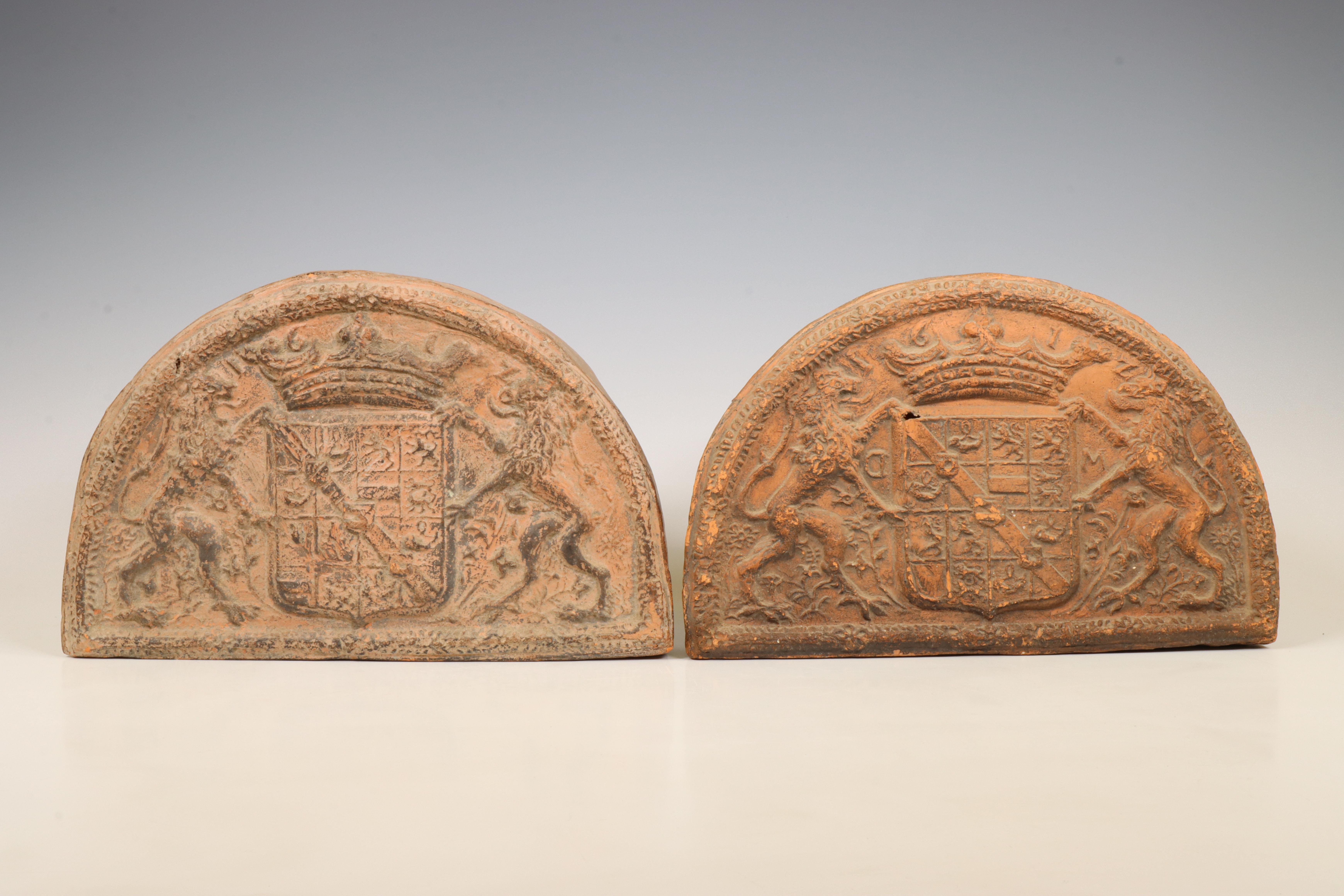 Duitsland, twee boogvormige aardewerk haardstenen, gedateerd 1617;