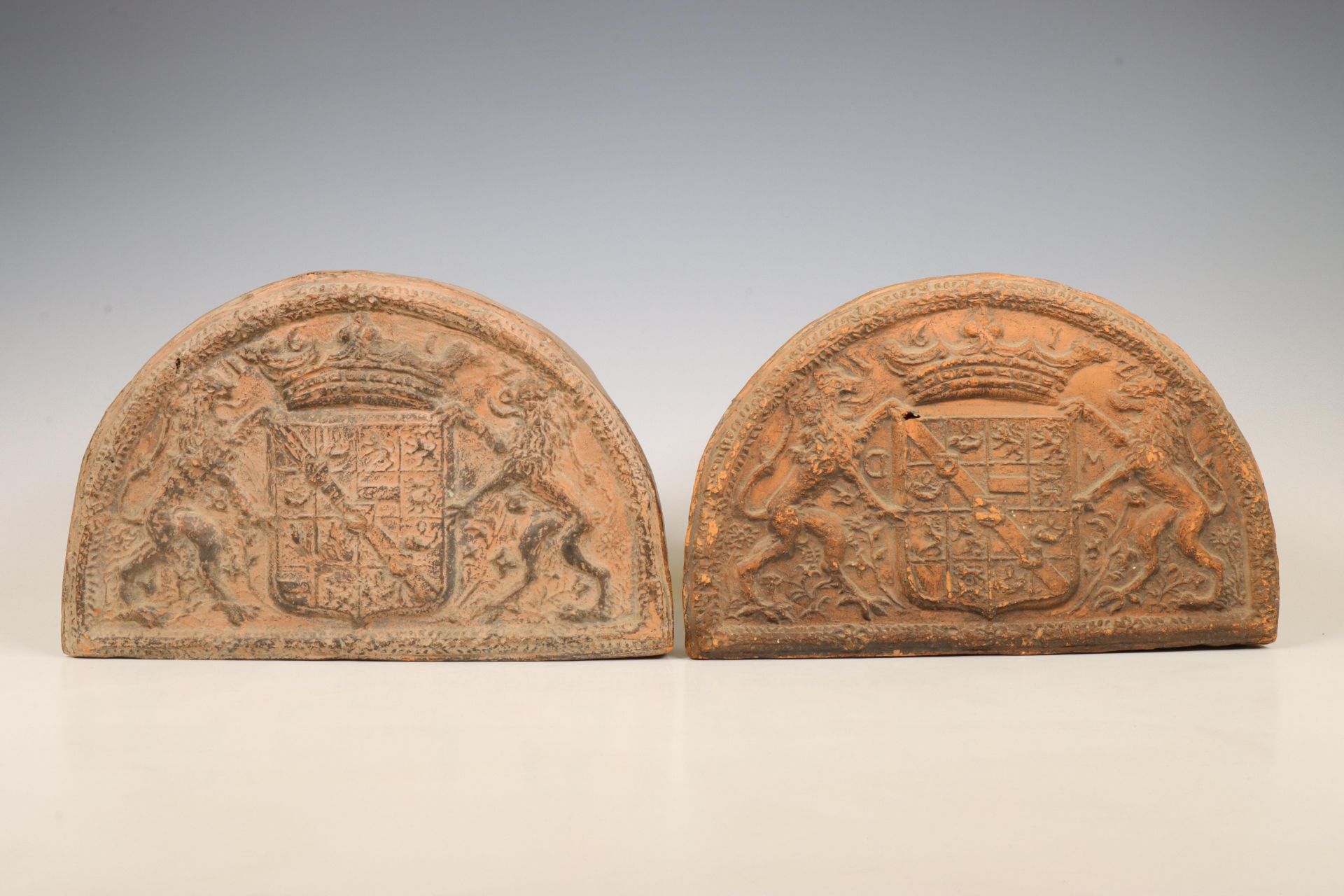 Duitsland, twee boogvormige aardewerk haardstenen, gedateerd 1617;