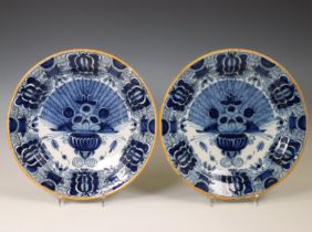 Delft, twee blauw wit aardewerk pauwenschotels. Quirinus Mesch, circa 1780.