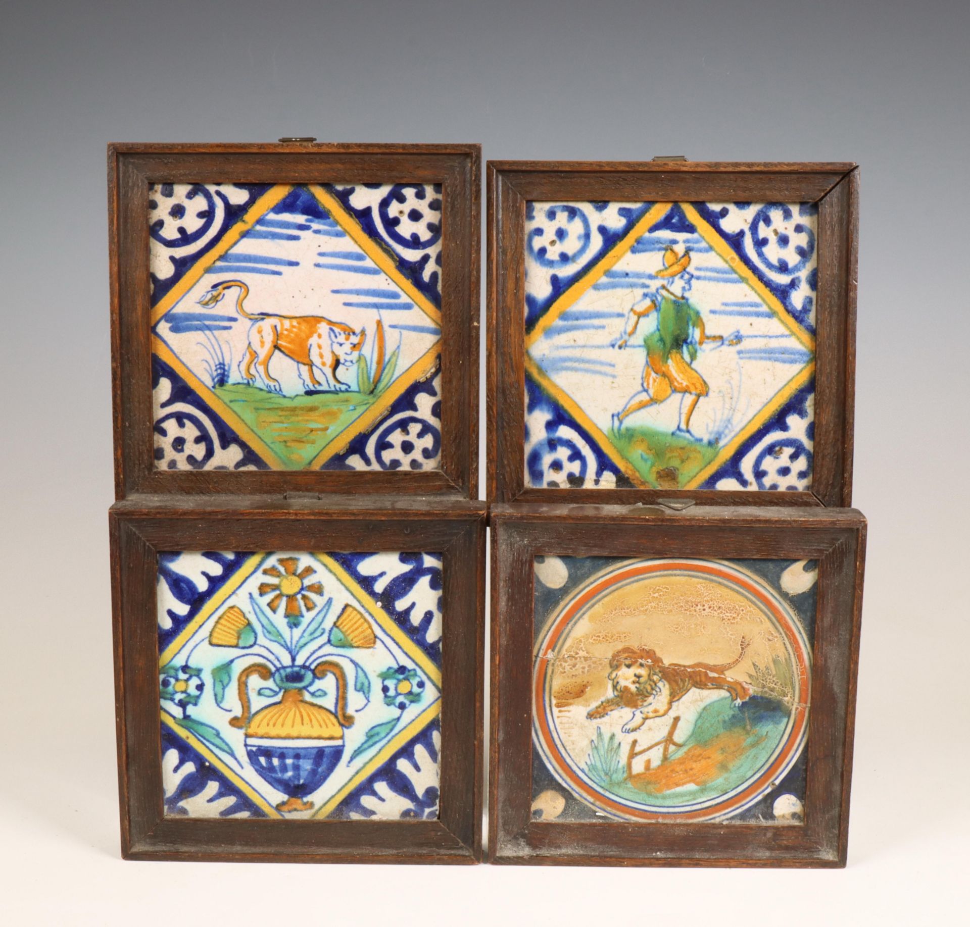 Delft, vier polychrome tegels met voorstelling in ruit, 17e eeuw.