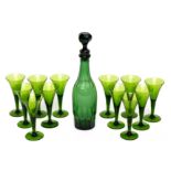 Twaalf groen glazen wijnglazen, laat 19e eeuw