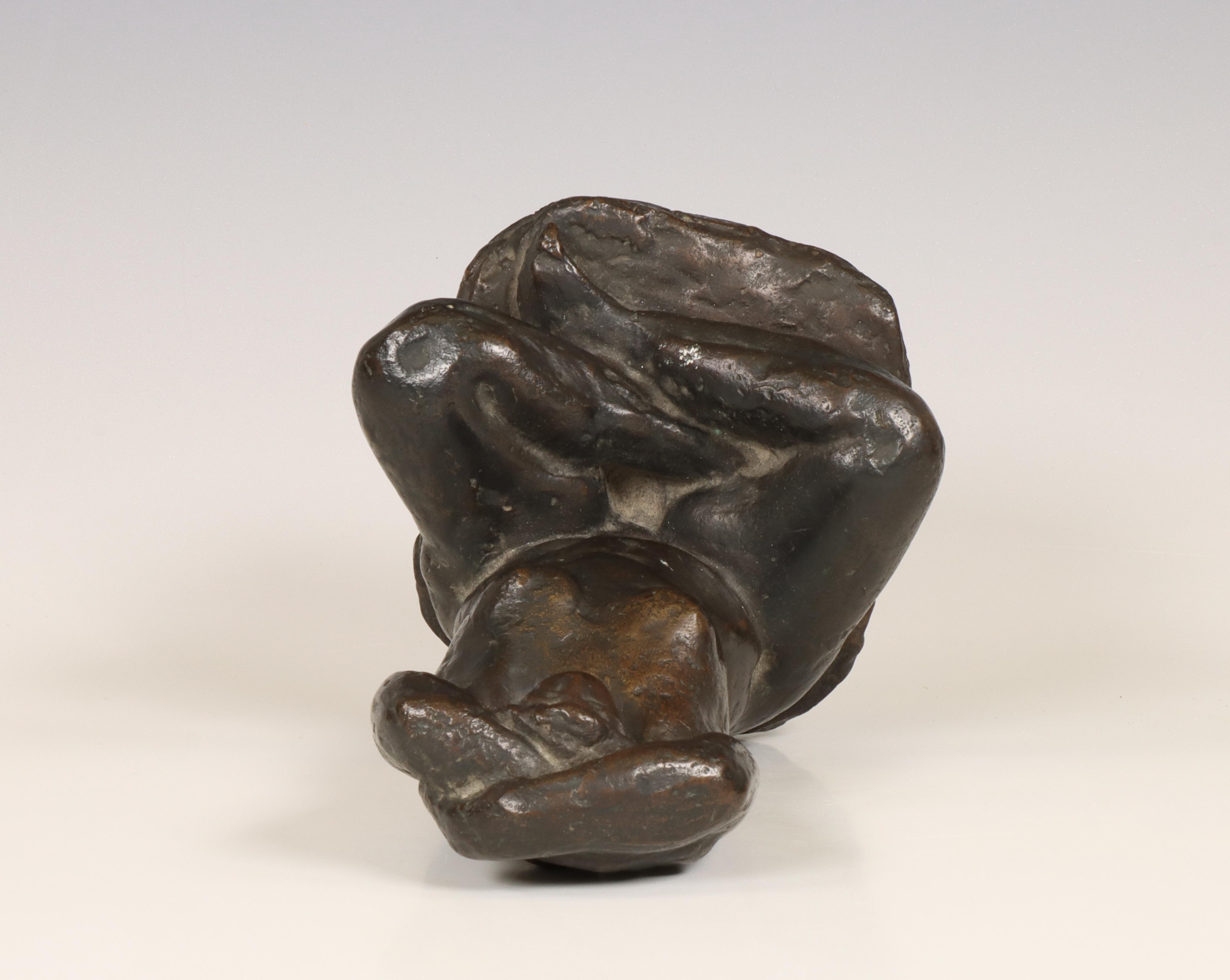 Charlotte van Pallandt (1898-1997), bronzen sculptuur van vrouw in keermakers zit met handen boven h - Image 4 of 7