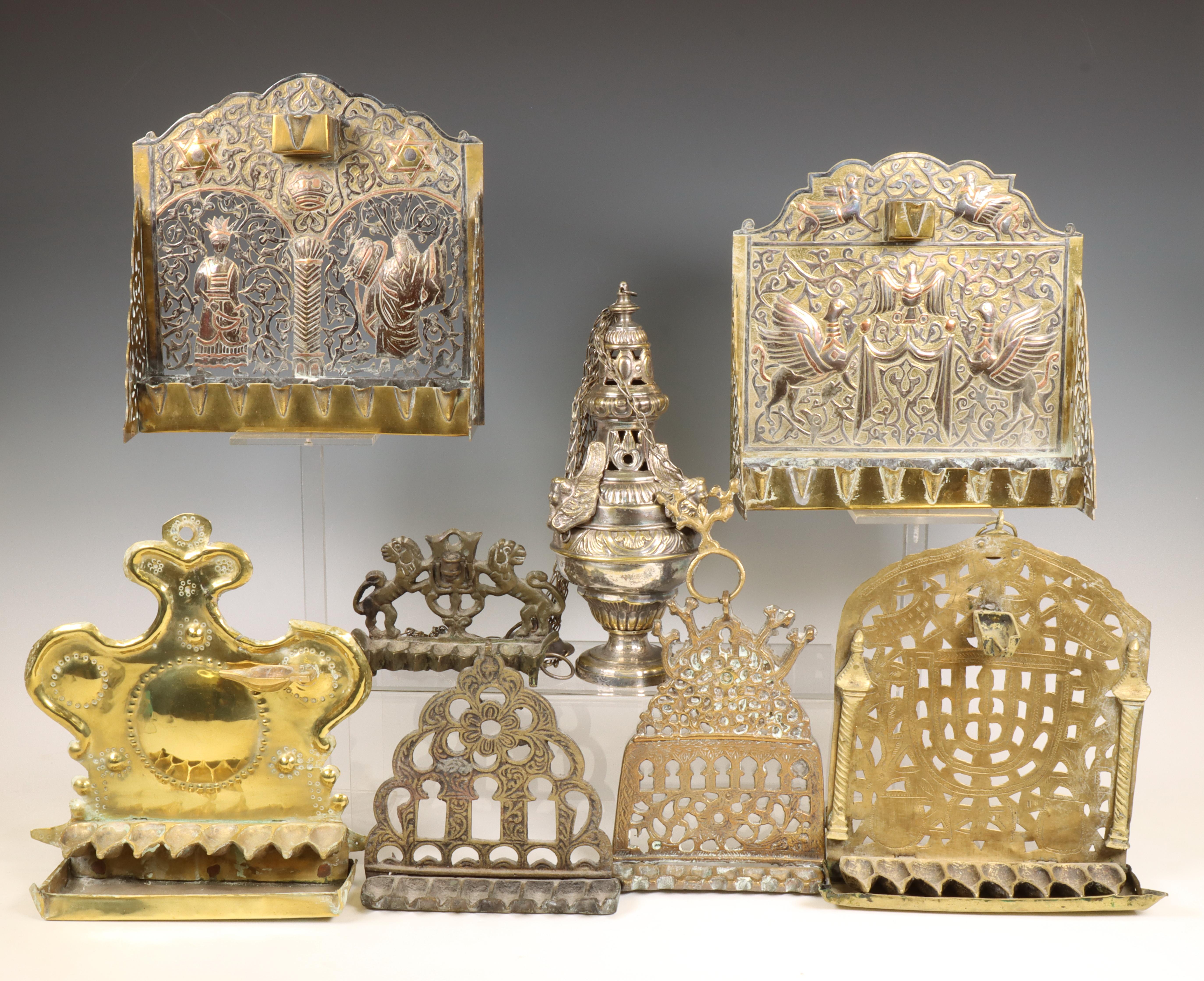 Collectie van zeven koperen chanuka's en een verzilverd koperen godslamp. 18e/19e eeuw.