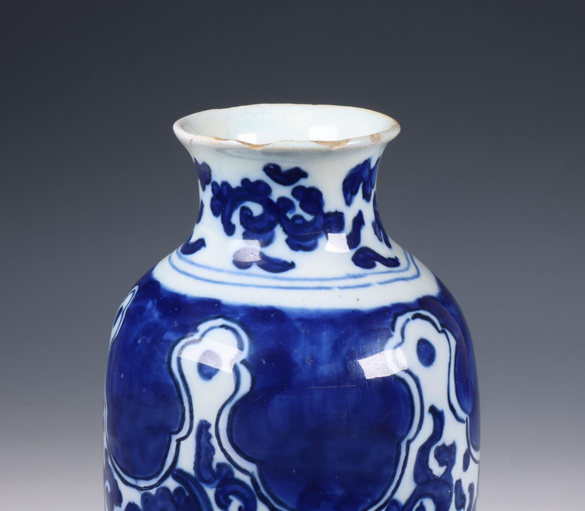 Delft, blauw wit aardewerk vaas, zgn. 'rolwagen', circa. 1700; - Bild 6 aus 7