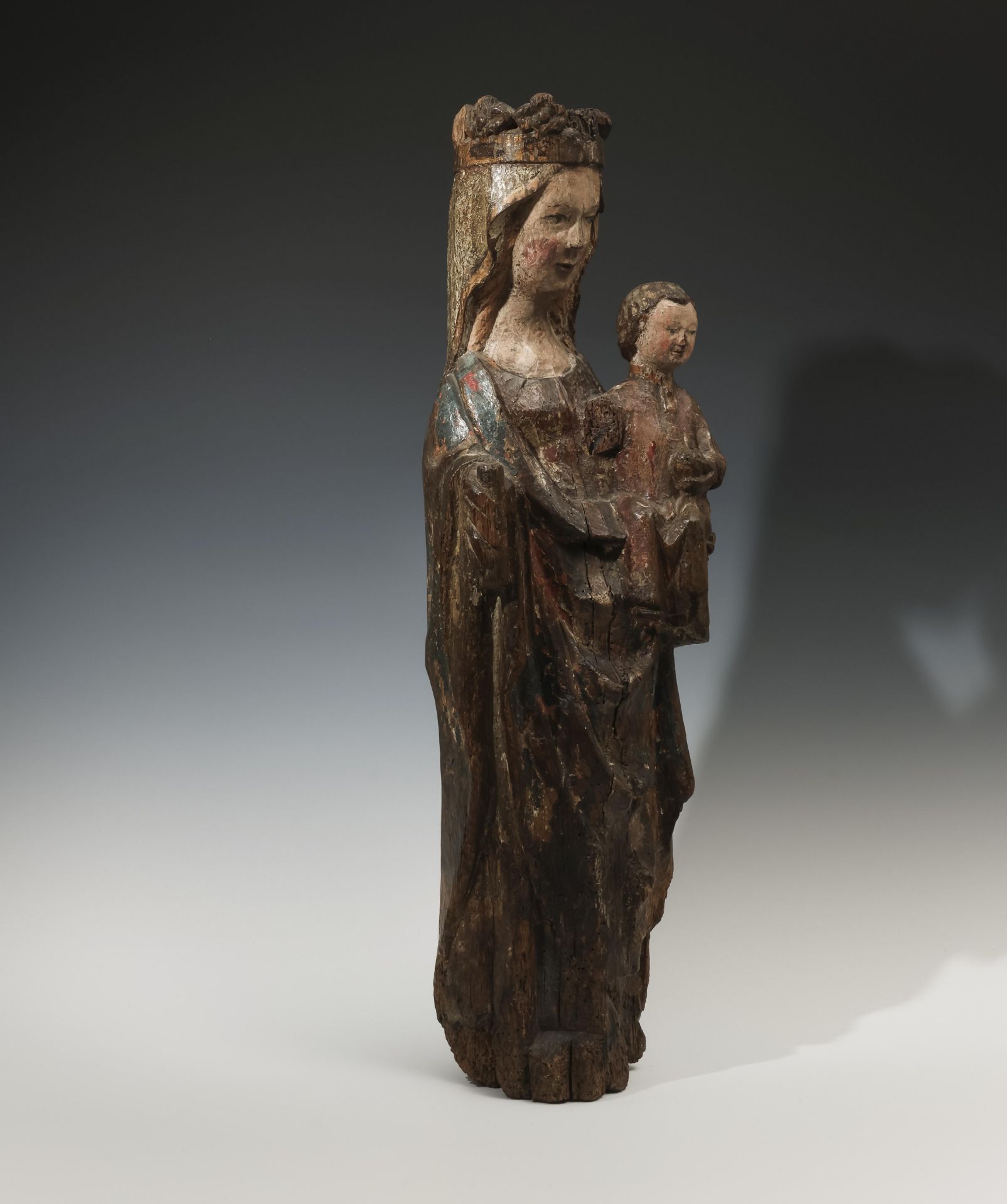 Noord Frankrijk, eikenhouten gestoken sculptuur voorstellende Madonna met kind, 15e eeuw; - Image 5 of 6