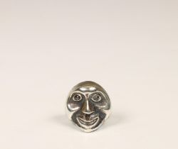 Erich Wichman (1890-1929), gegoten zilveren ring 'masker', ca. 1927;