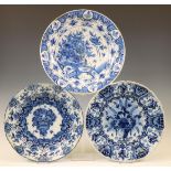 Delft, drie blauw wit aardewerk schotels, 18e eeuw;