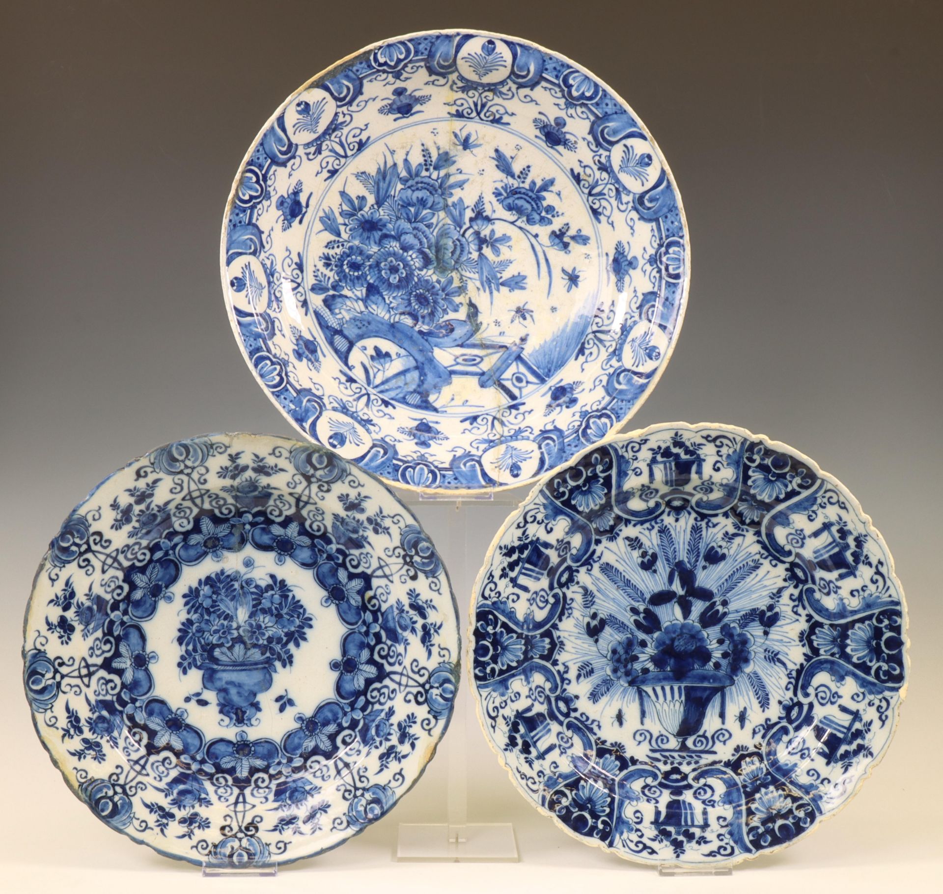 Delft, drie blauw wit aardewerk schotels, 18e eeuw;