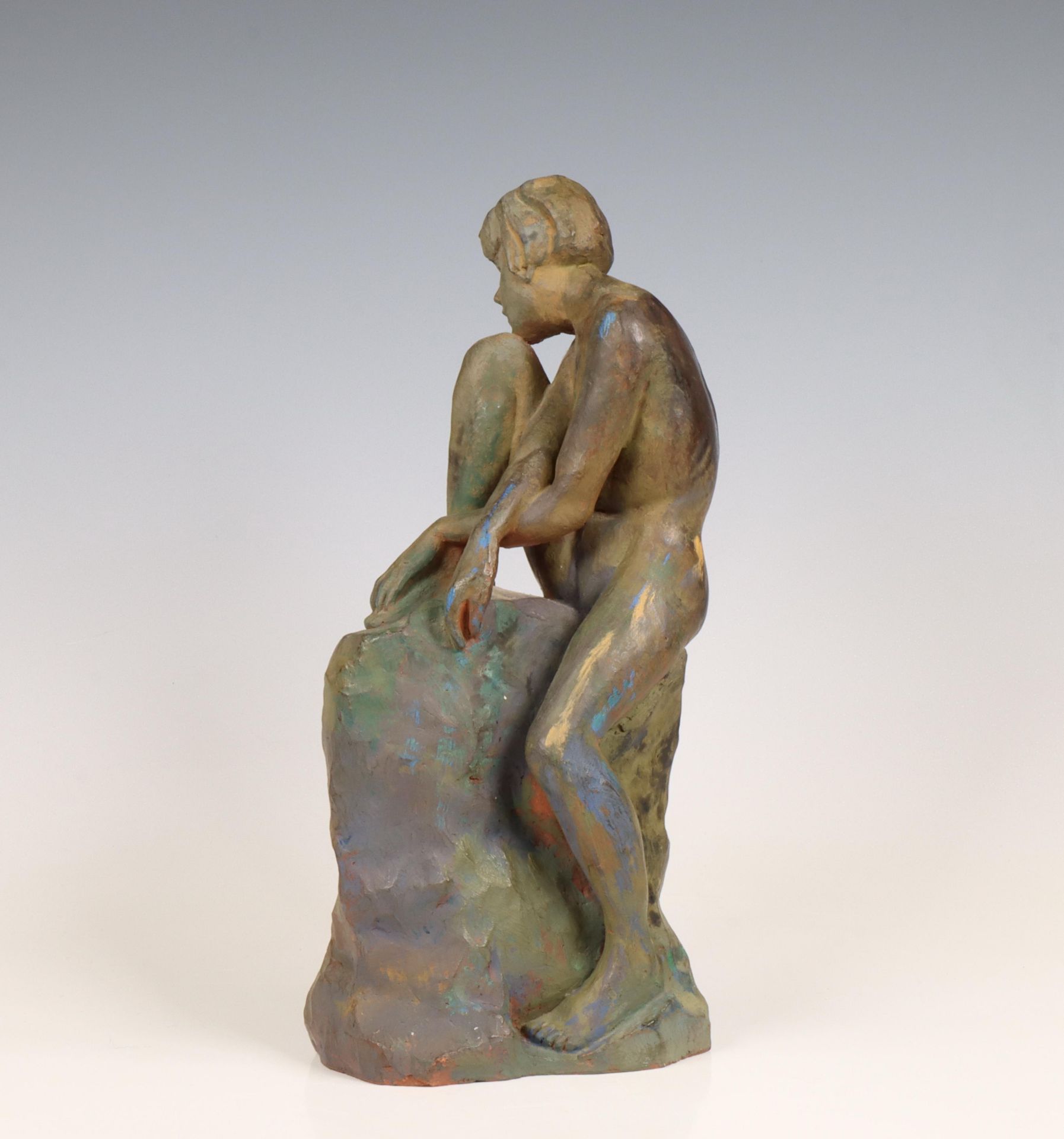 Cornelis Kloos (1895-1976), terracotta sculptuur voorstellende meisje op rots, circa 1960. - Image 2 of 2