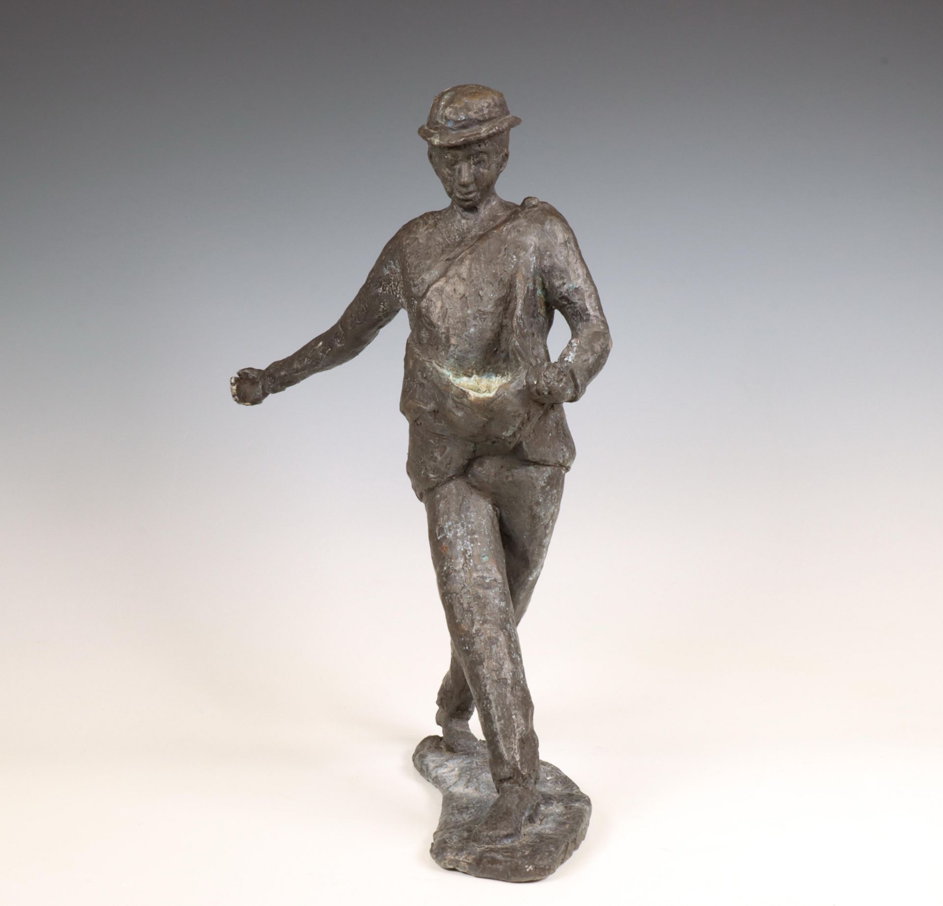 Zwart gepatineerd bronzen sculptuur van een zaaiende boer. - Image 5 of 5