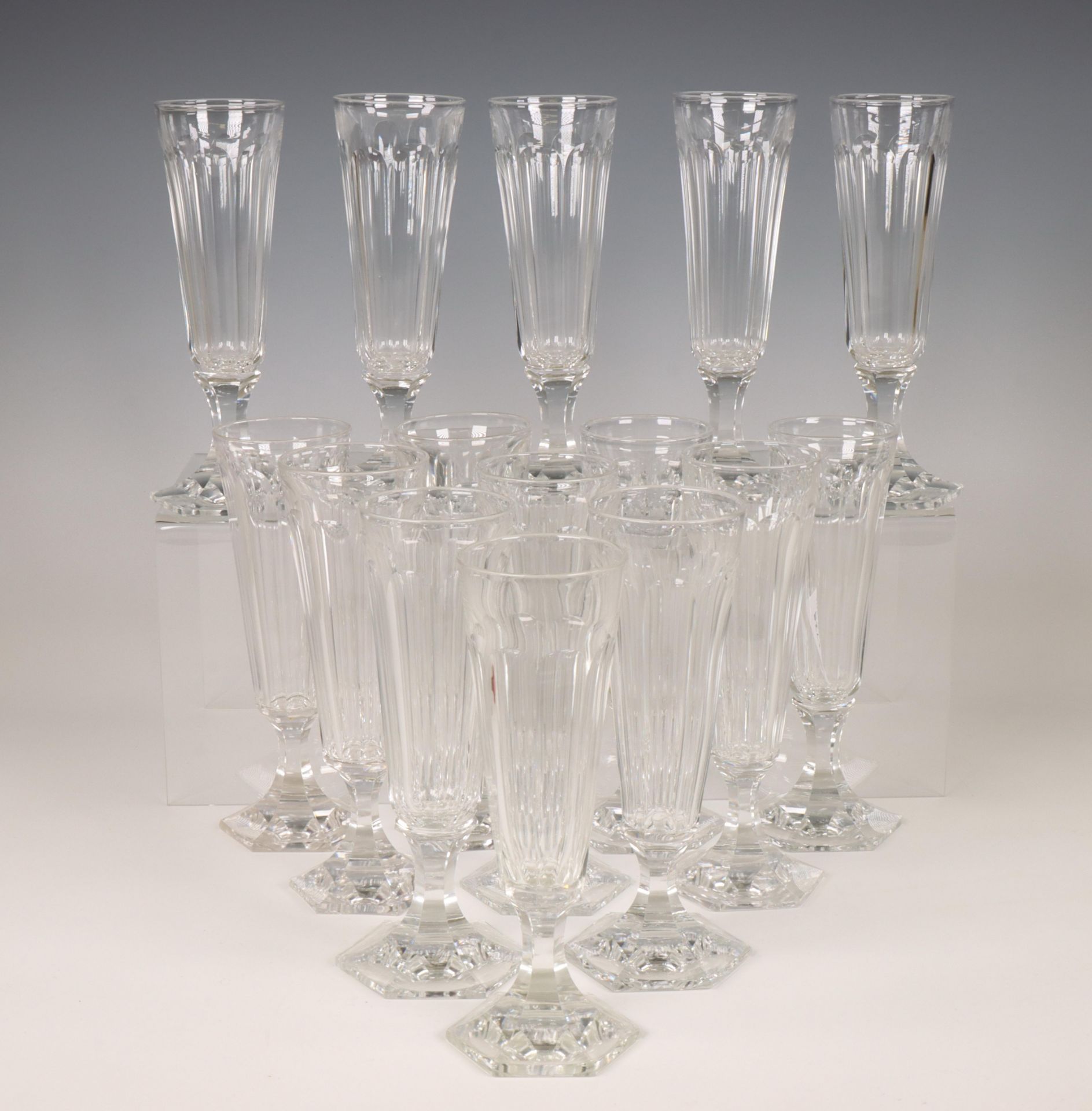 Cristallerie de Voneche, vijftien kristallen gelepen champagne flutes, 19e eeuw;