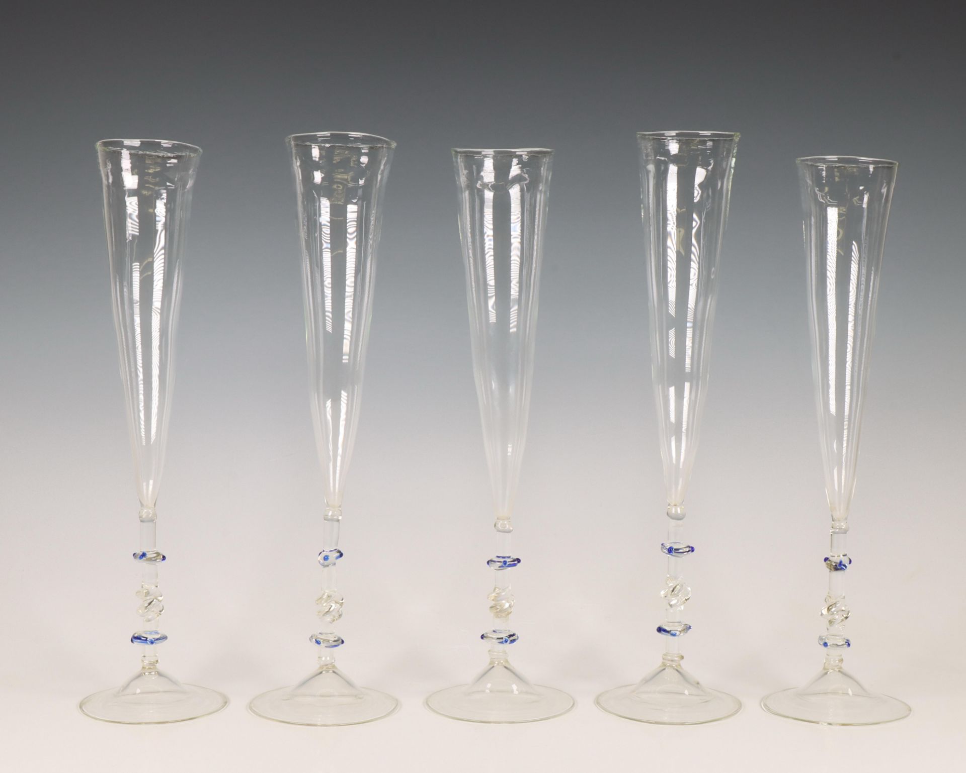 Jos Böhm (1922-1992), vijf facon de Venise glazen flutes, circa 1970.