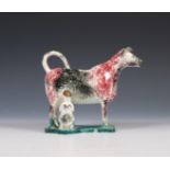 Mogelijk Frankrijk, polychrome aardewerken melkkan in de vorm van een koe, 19e eeuw,