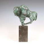 Theo Mackaay (geb. 1950), groen gepatineerd bronzen sculptuur, 'Bizon', 1982;