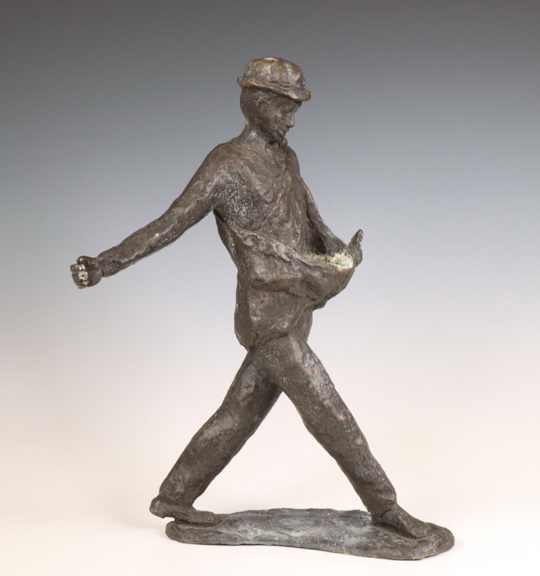 Zwart gepatineerd bronzen sculptuur van een zaaiende boer.